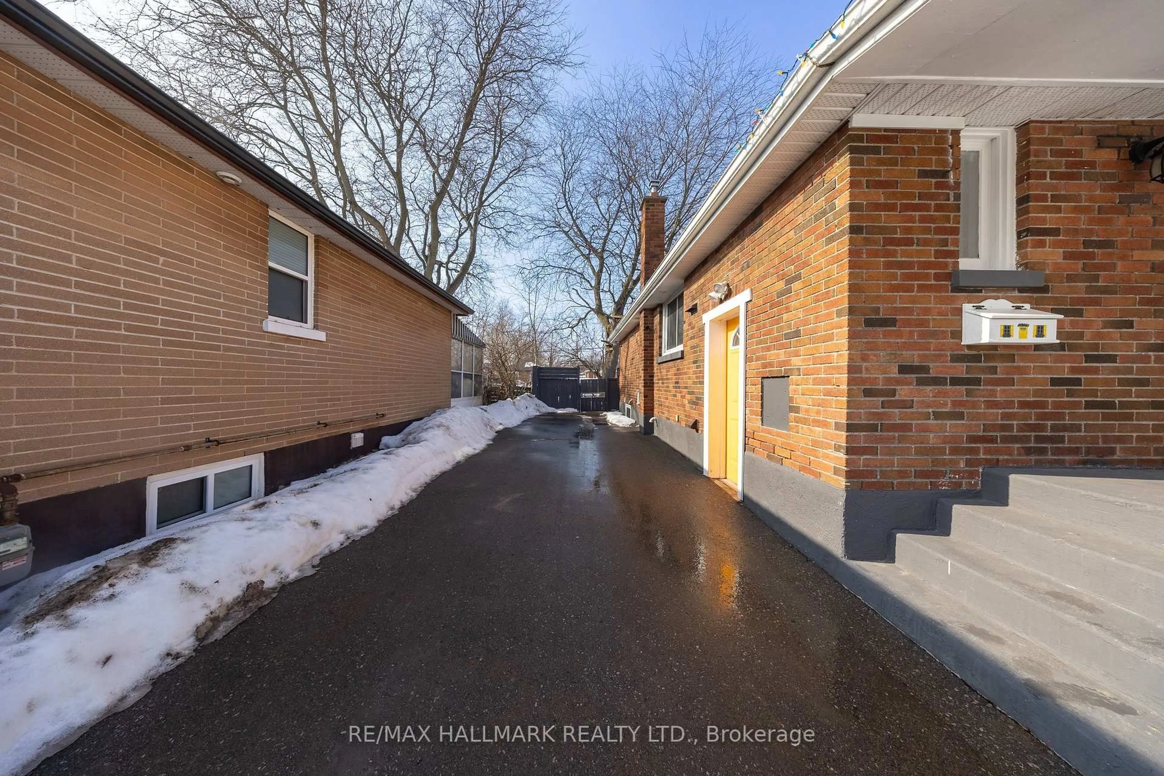 A pic from outside/outdoor area/front of a property/back of a property/a pic from drone, street for 312 Cadillac Ave, Oshawa Ontario L1H 5Z8