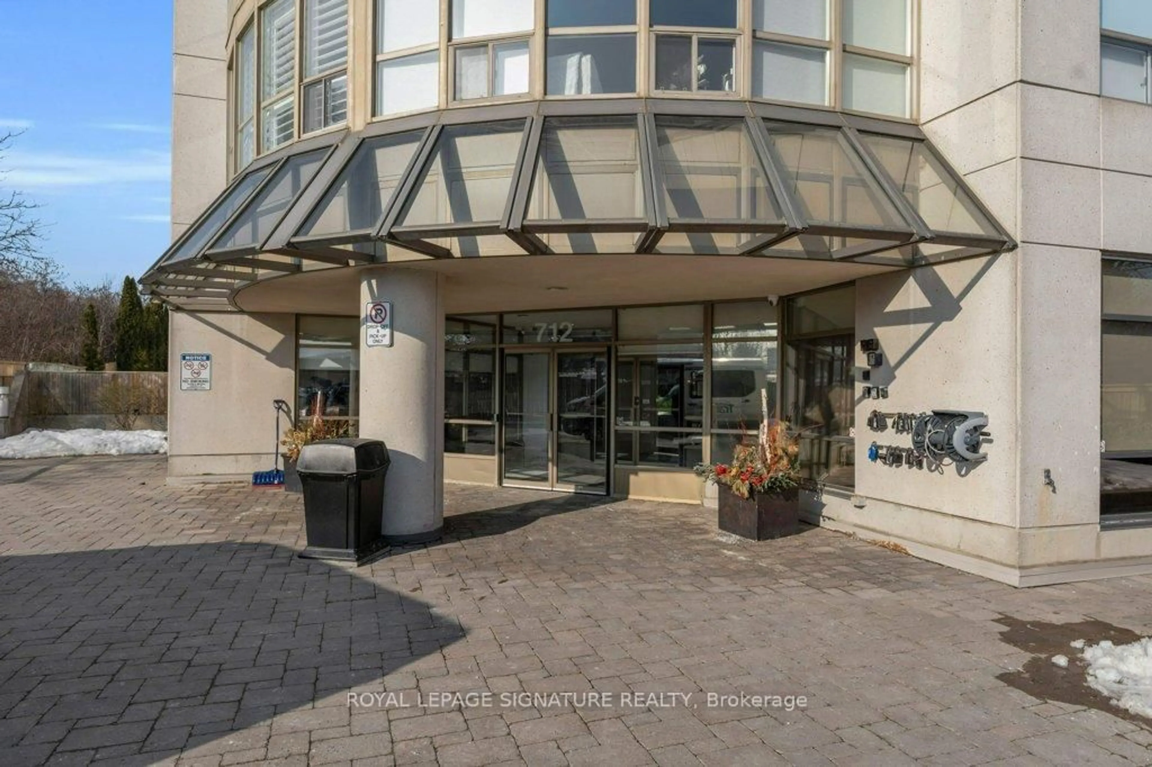 Indoor foyer for 712 Rossland Rd #1106, Whitby Ontario L1N 9E8