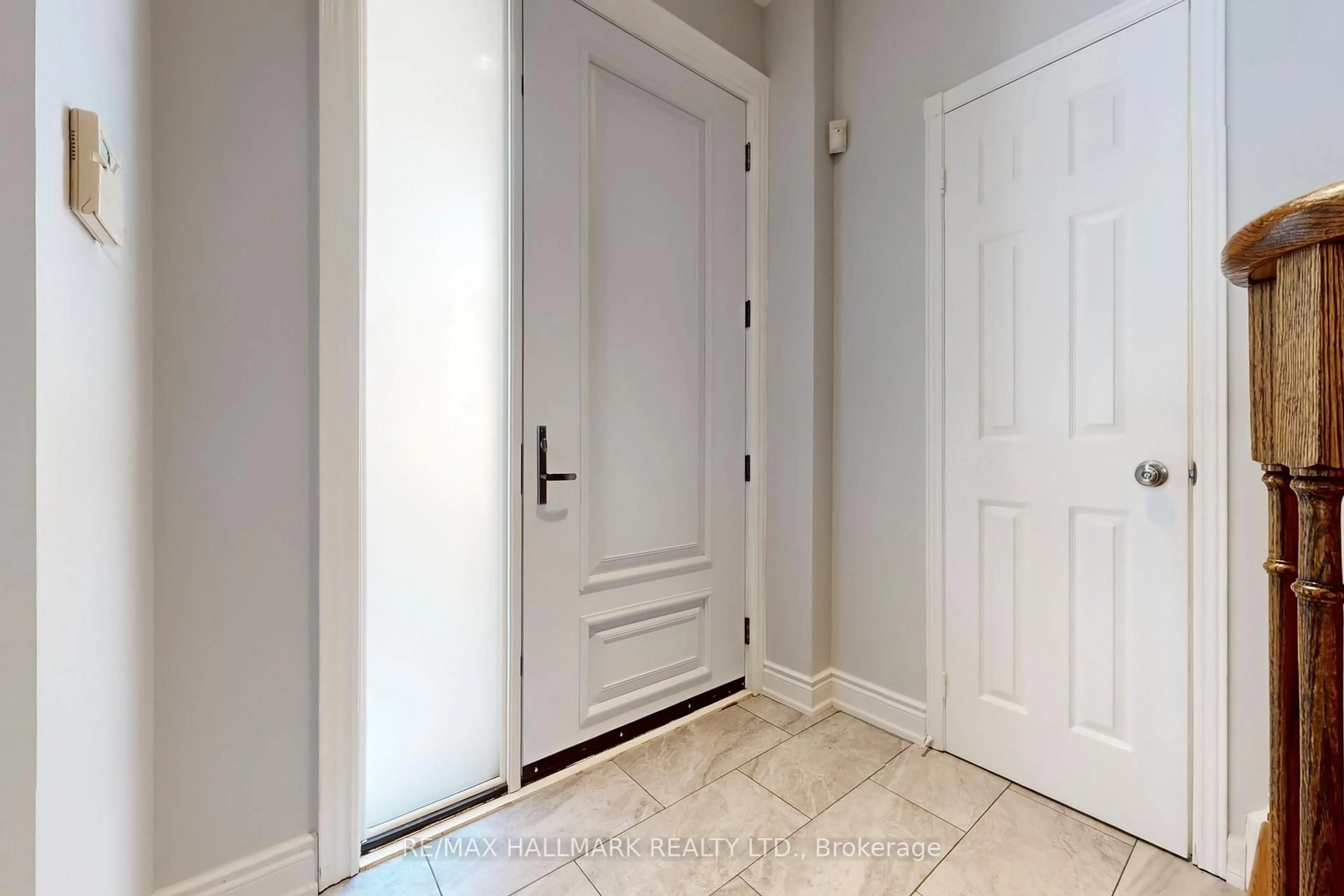 Indoor entryway for 22 Portsmouth Dr, Toronto Ontario M1C 5C9