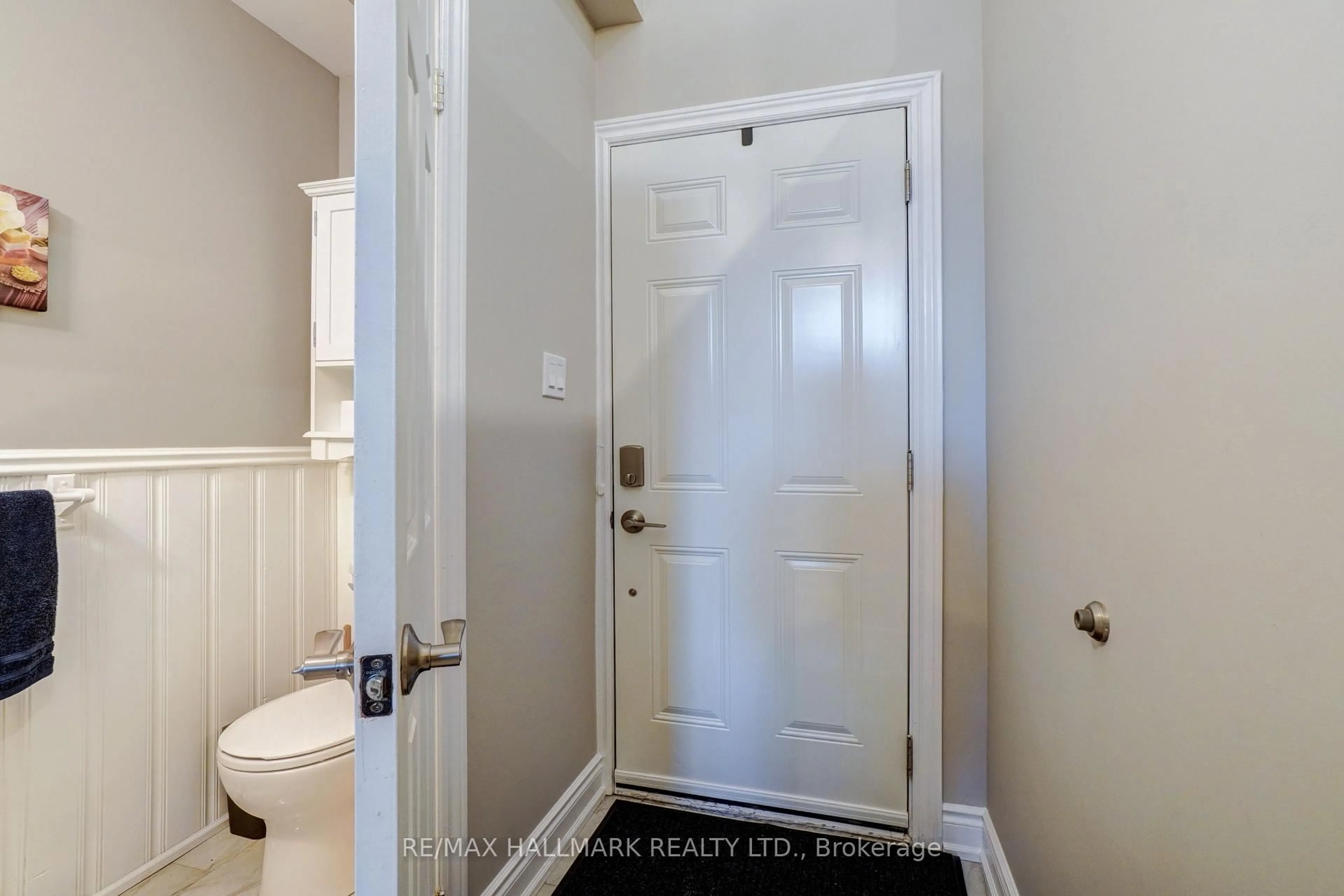 Indoor entryway for 321 Blackthorn St #40, Oshawa Ontario L1K 1L3
