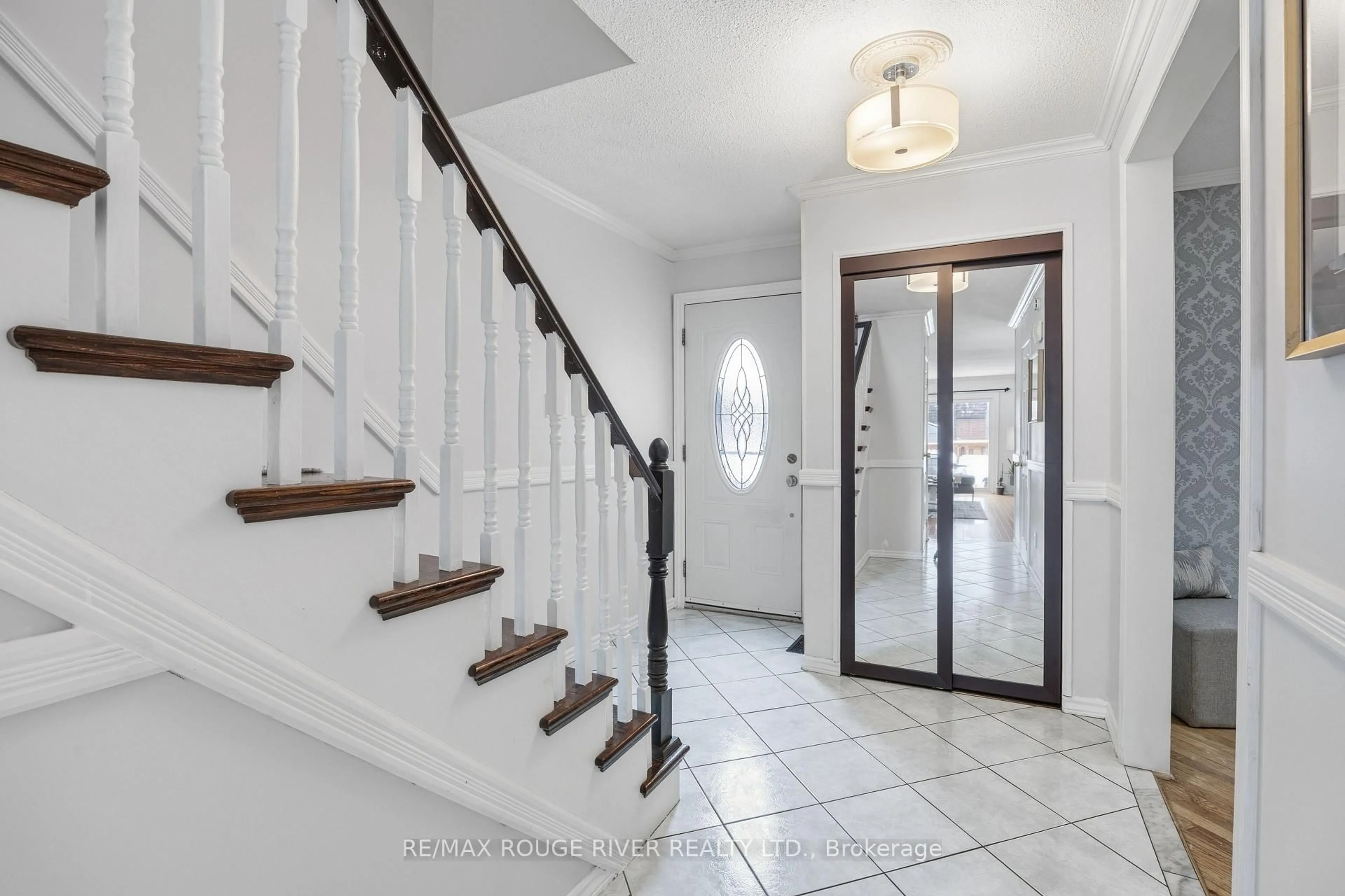 Indoor entryway for 767 Hampton Crt, Pickering Ontario L1W 3M3