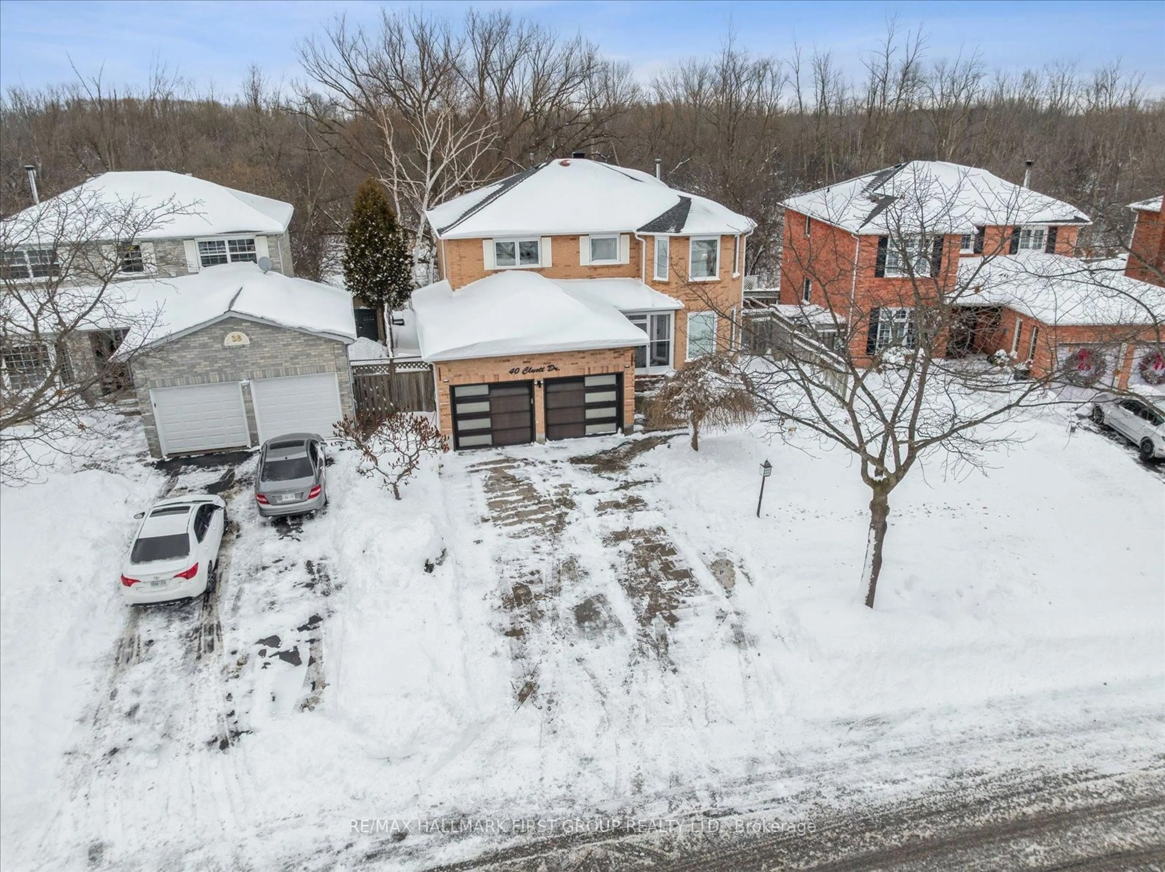 A pic from outside/outdoor area/front of a property/back of a property/a pic from drone, street for 40 Cluett Dr, Ajax Ontario L1S 7C4