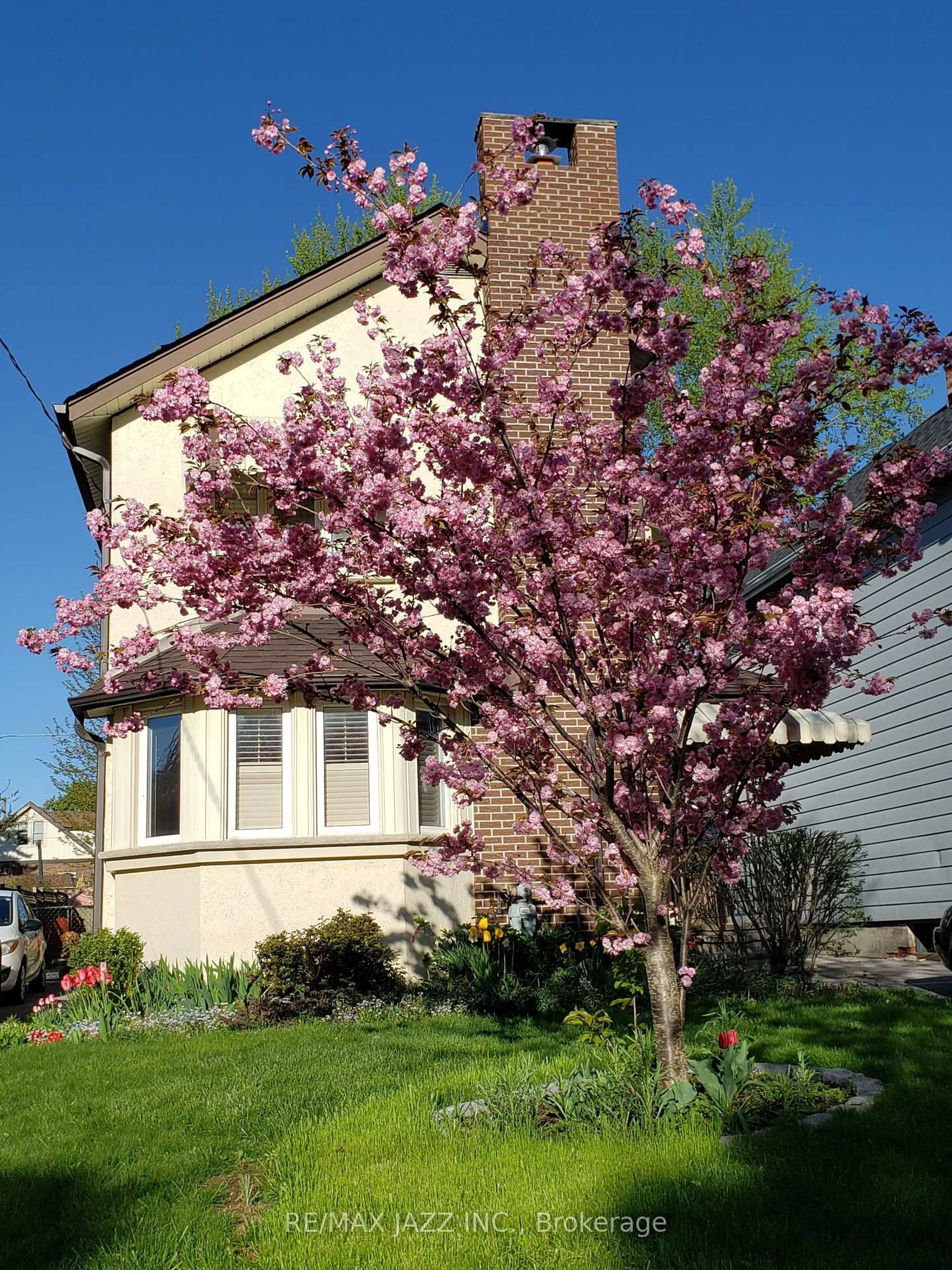 Home with vinyl exterior material, street for 640 Mary St, Oshawa Ontario L1G 5E9
