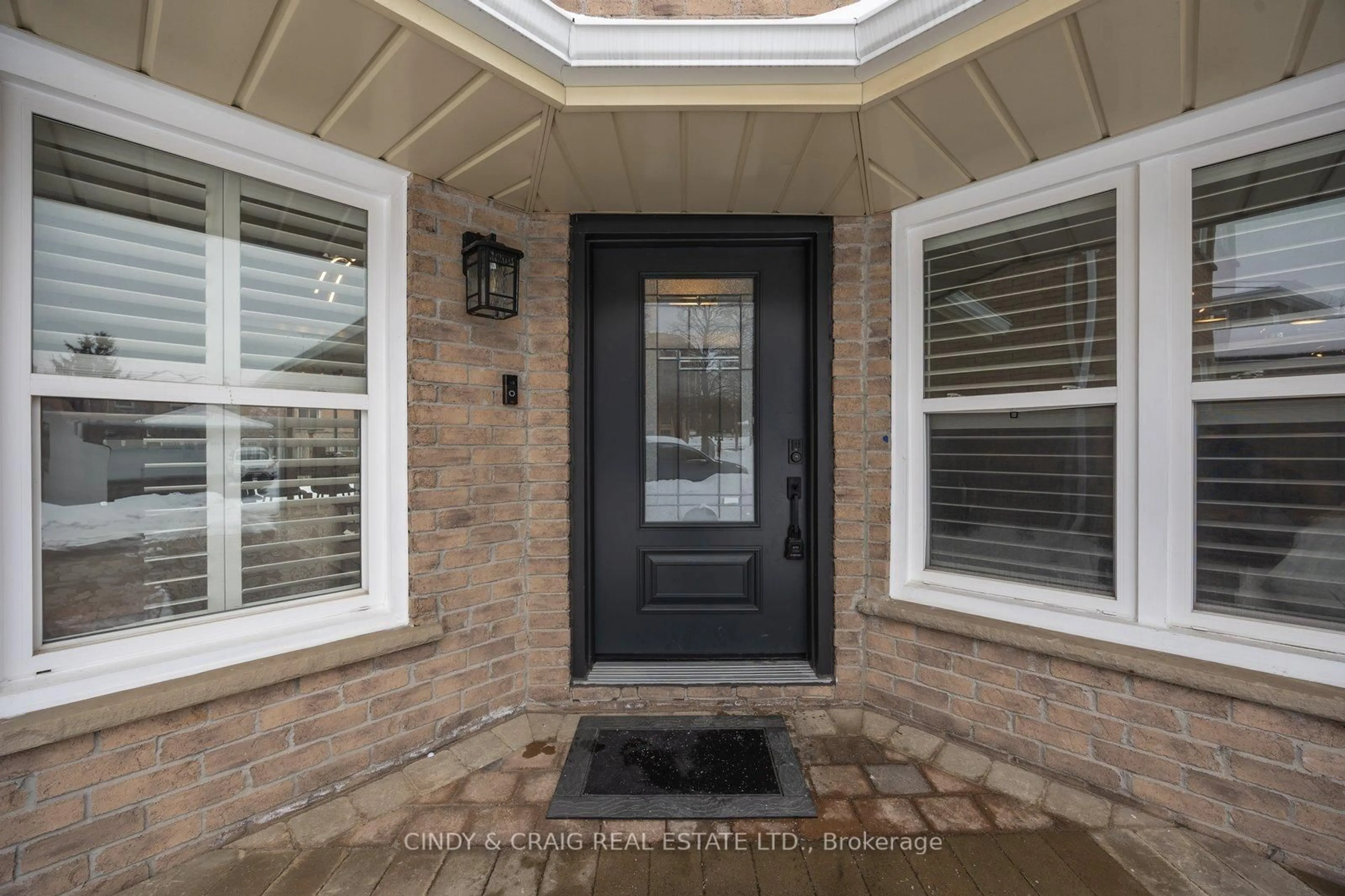 Indoor entryway for 107 Hemingford Pl, Whitby Ontario L1R 1G2