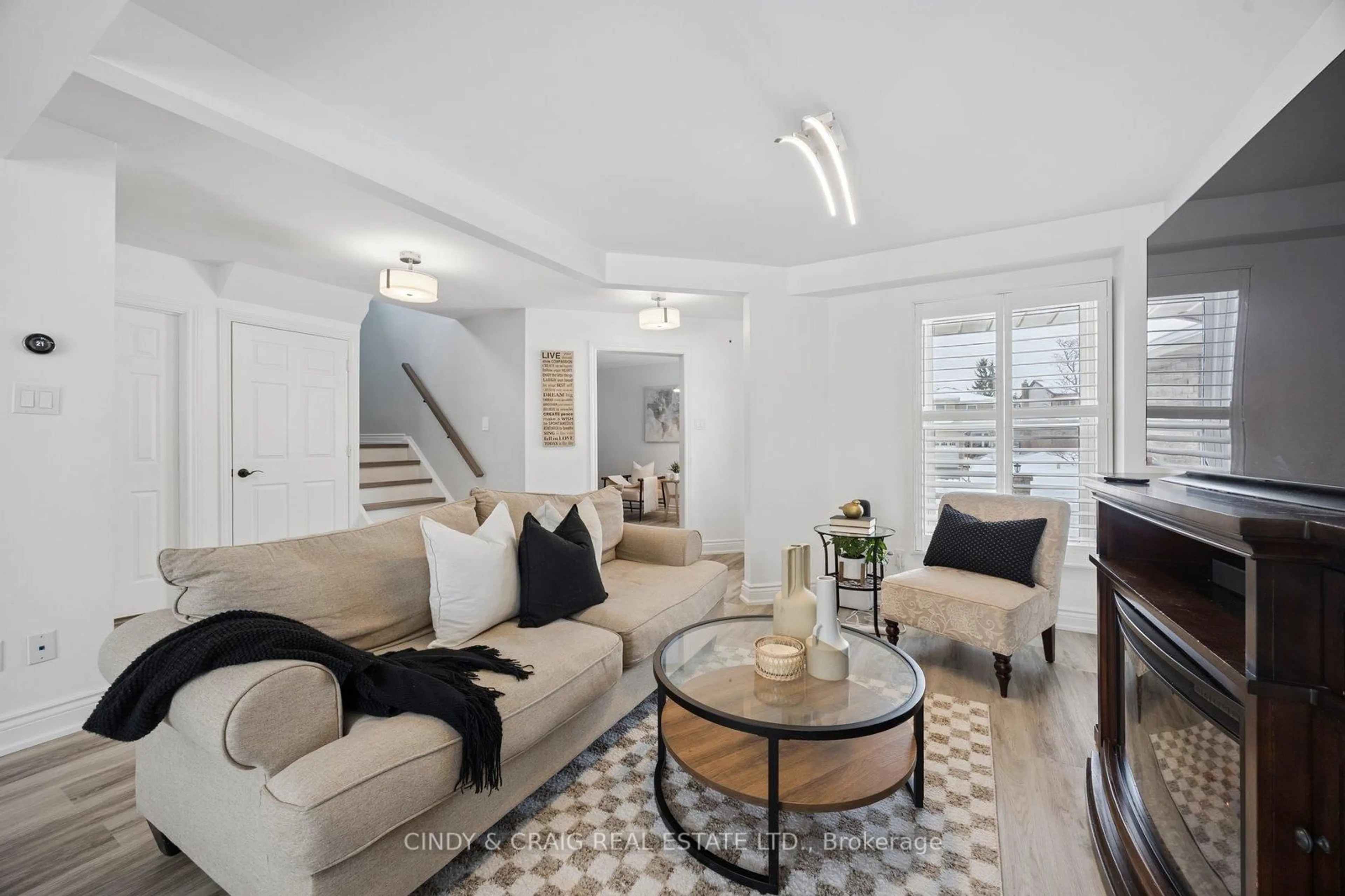 Living room with furniture, unknown for 107 Hemingford Pl, Whitby Ontario L1R 1G2