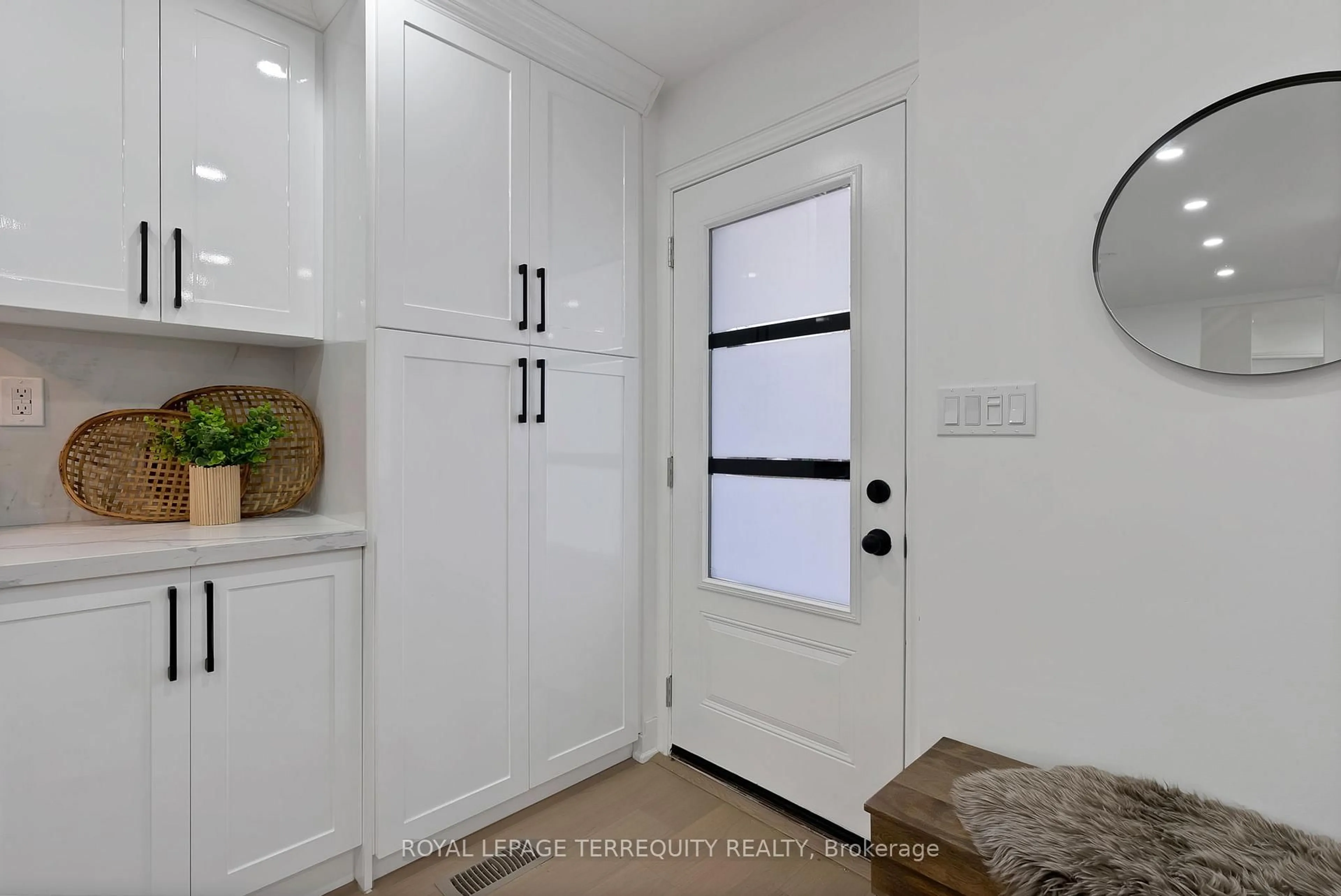 Indoor entryway for 40 Leroy Ave, Toronto Ontario M4J 4G8