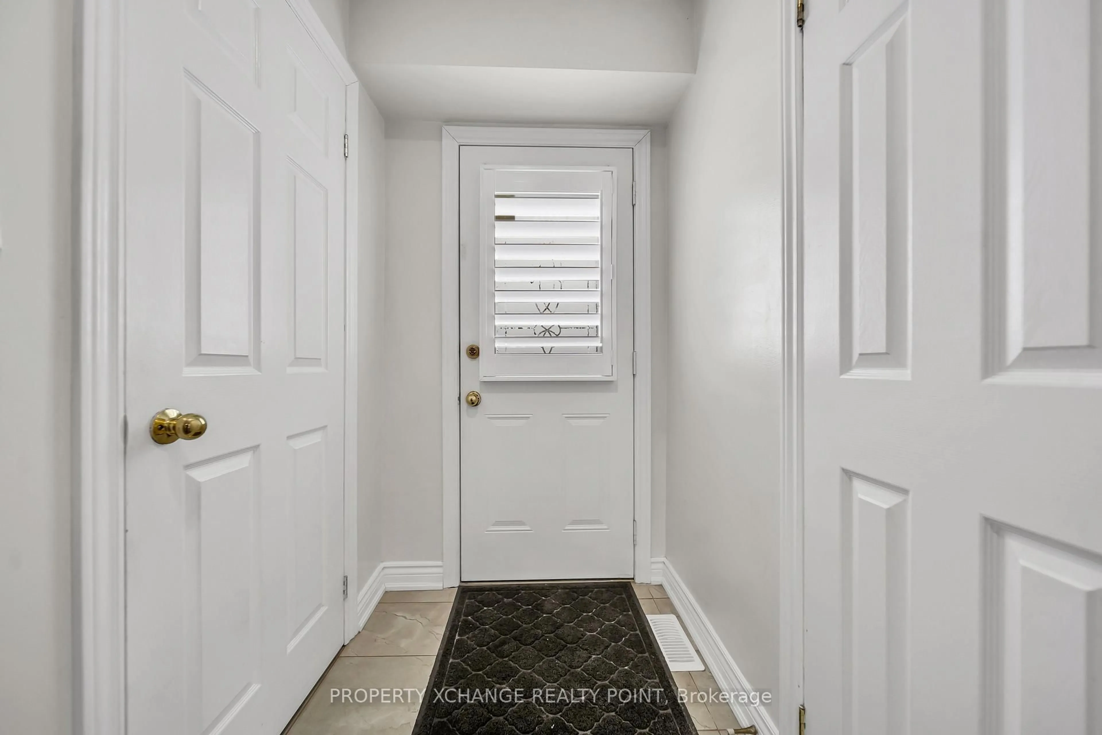 Indoor entryway for 12 Waverly St, Oshawa Ontario L1J 5T7