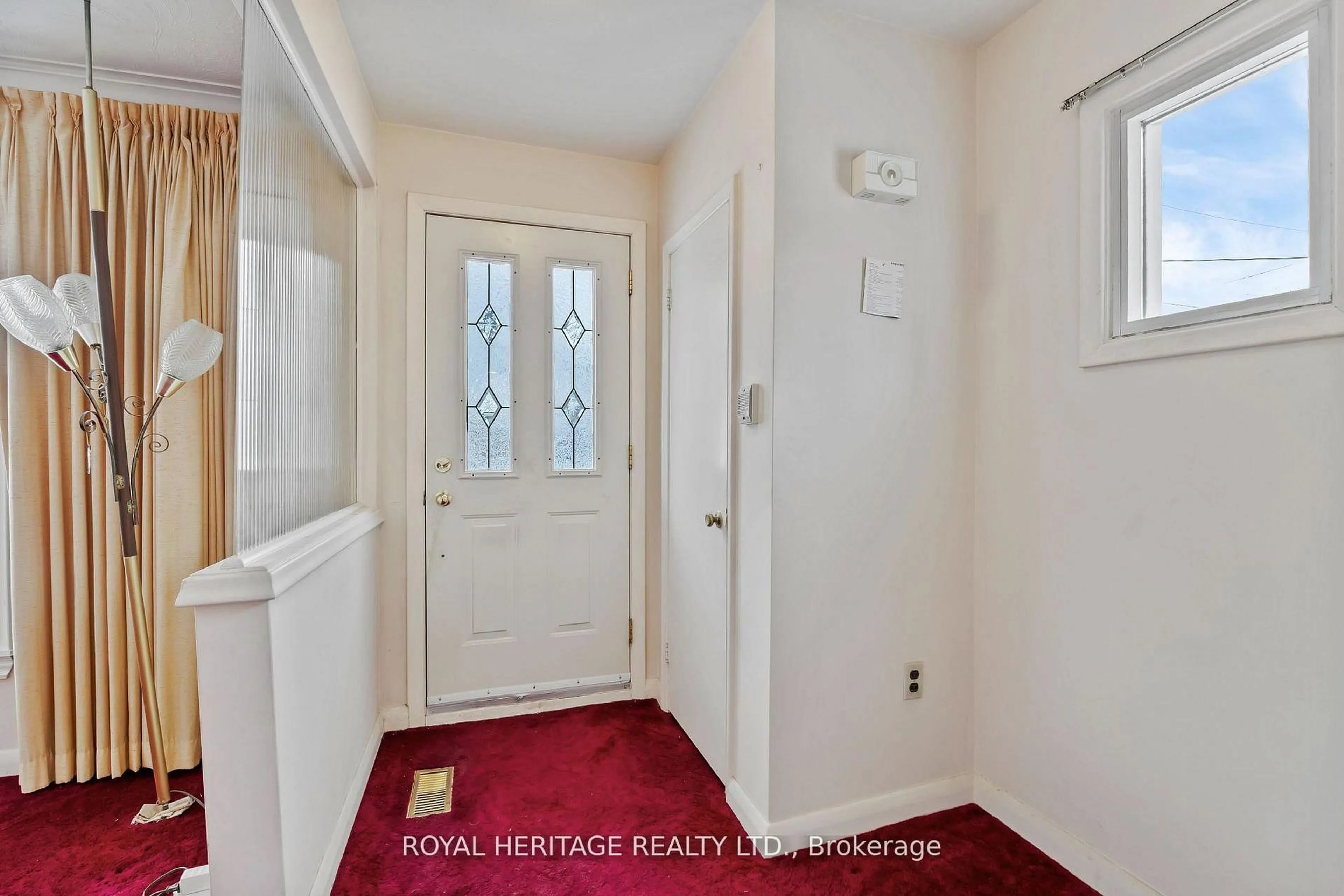 Indoor entryway for 178 Ellendale Dr, Toronto Ontario M1P 1P4