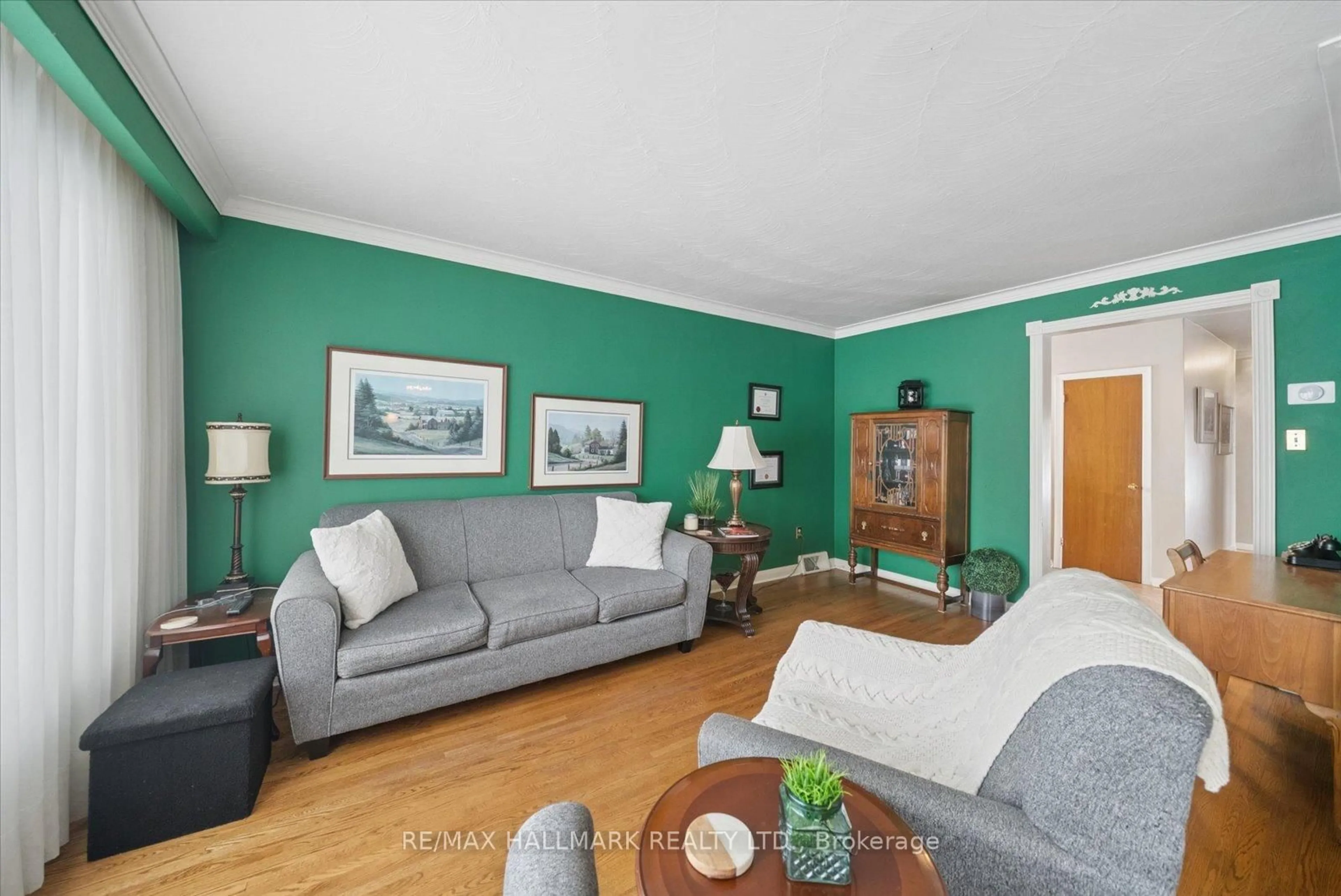 Living room with furniture, wood/laminate floor for 7 Rutledge Ave, Toronto Ontario M1K 3X5