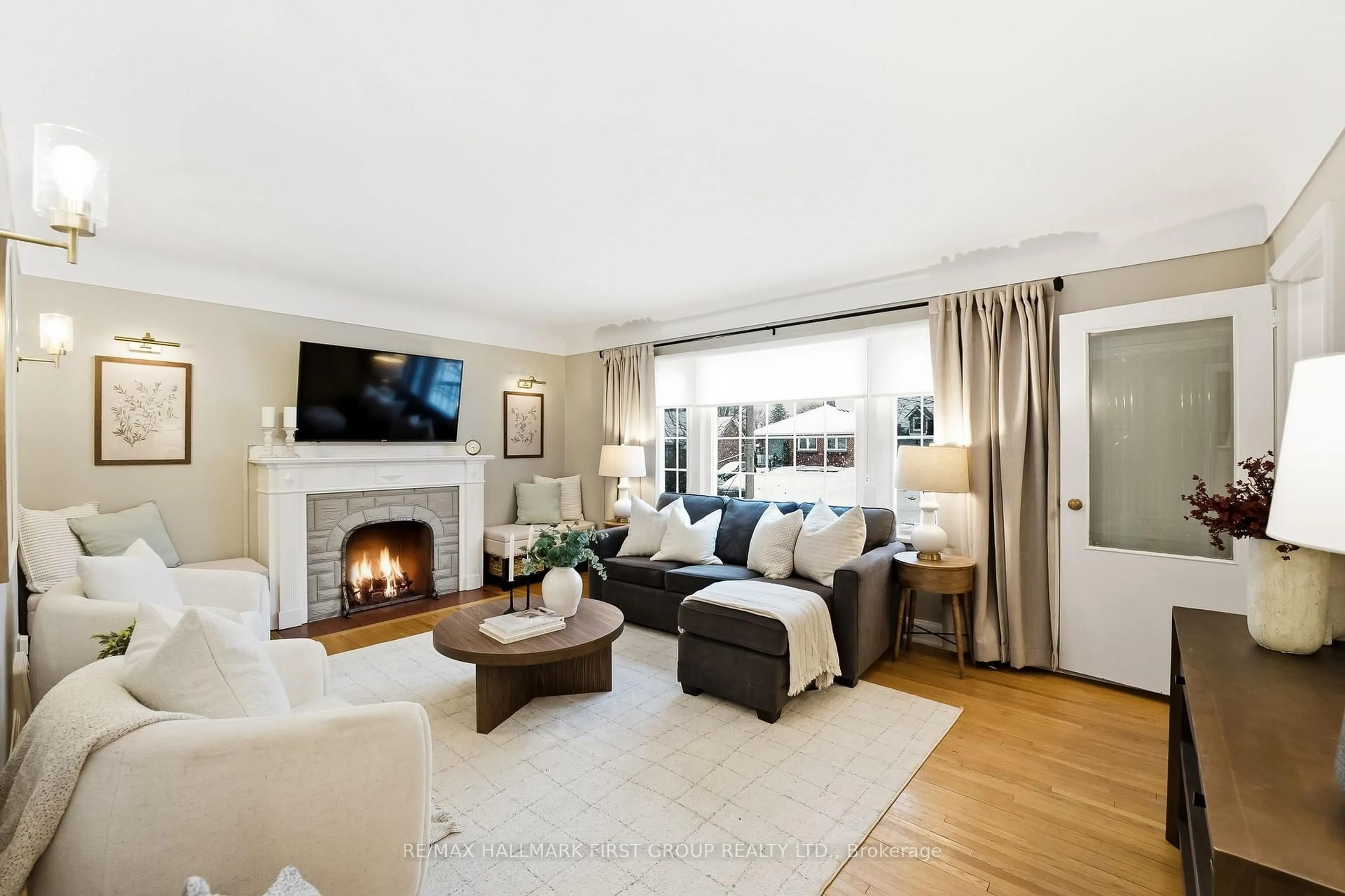 Living room with furniture, unknown for 98 Sutherland Ave, Oshawa Ontario L1G 2G5