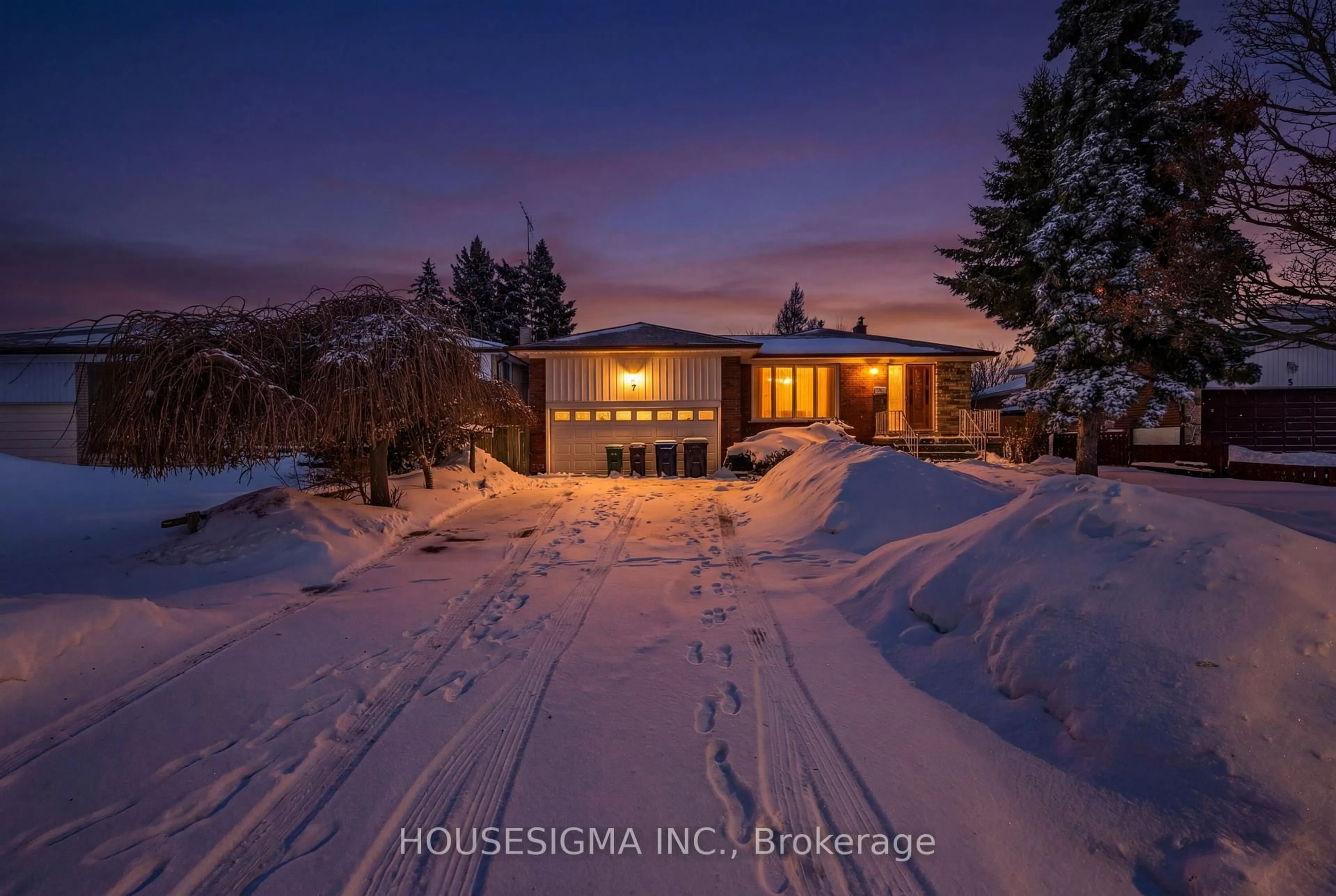 A pic from outside/outdoor area/front of a property/back of a property/a pic from drone, street for 7 Briarbluff Ave, Toronto Ontario M1E 3H2