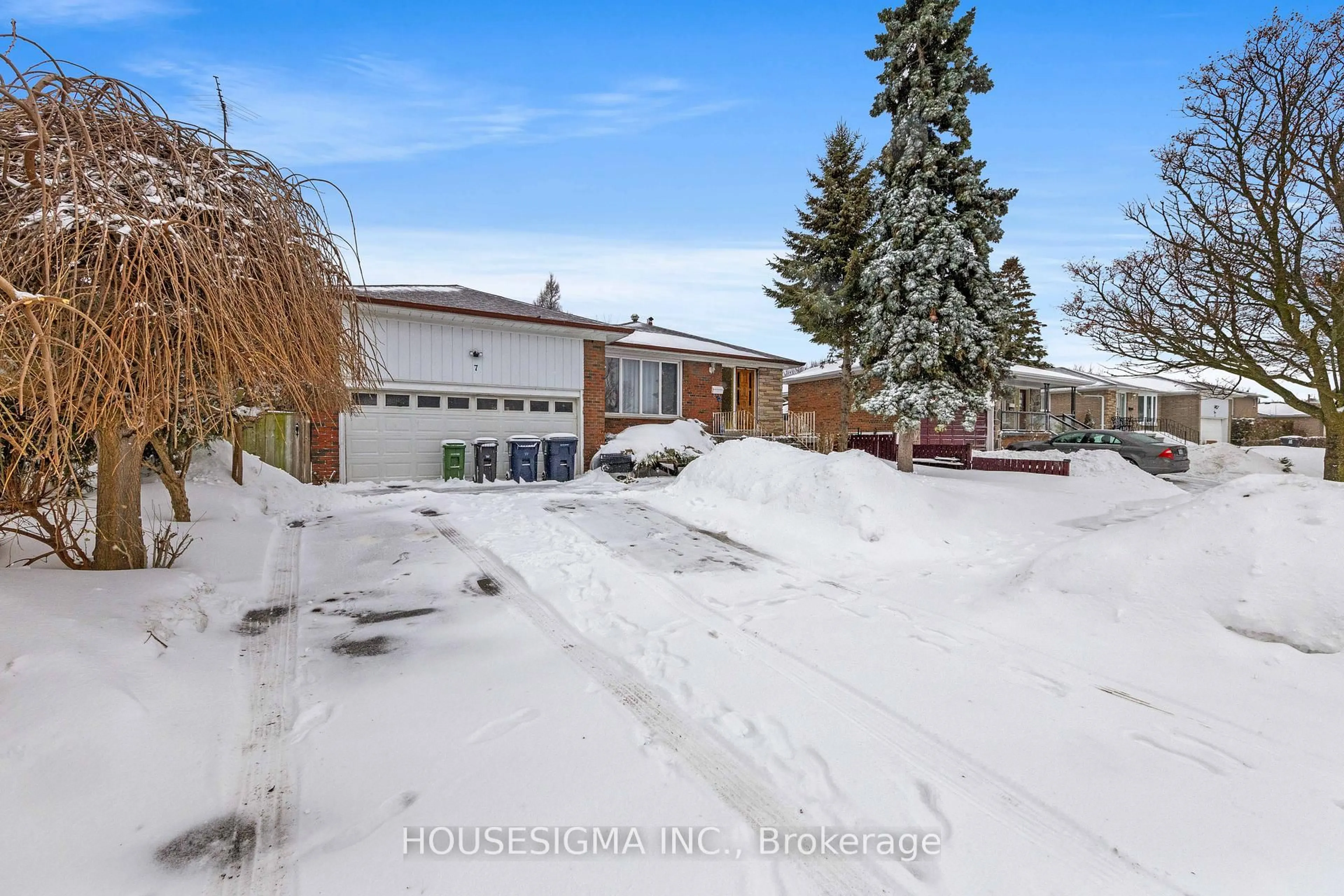 A pic from outside/outdoor area/front of a property/back of a property/a pic from drone, street for 7 Briarbluff Ave, Toronto Ontario M1E 3H2