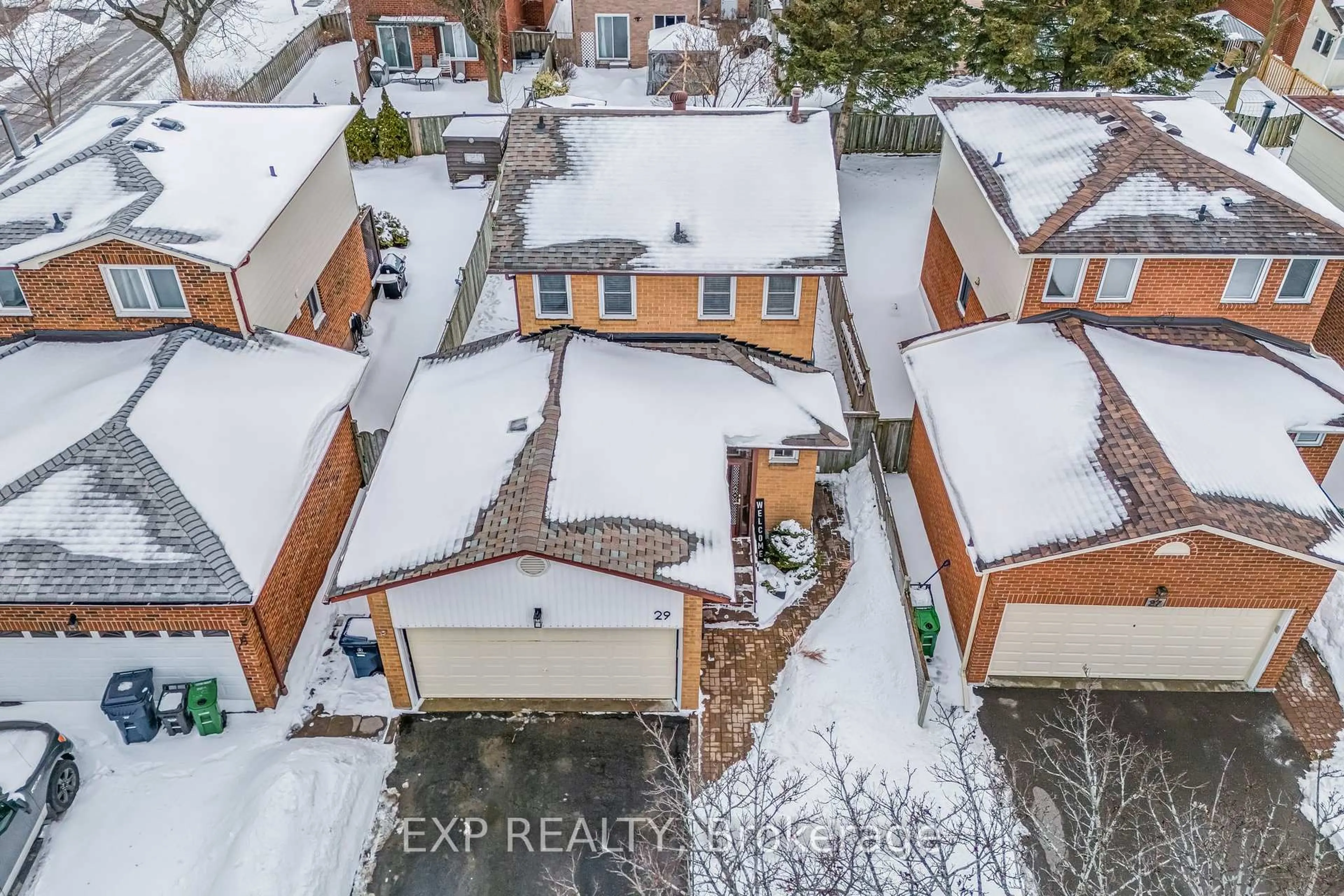 A pic from outside/outdoor area/front of a property/back of a property/a pic from drone, street for 29 Golders Green Ave, Toronto Ontario M1C 3N5