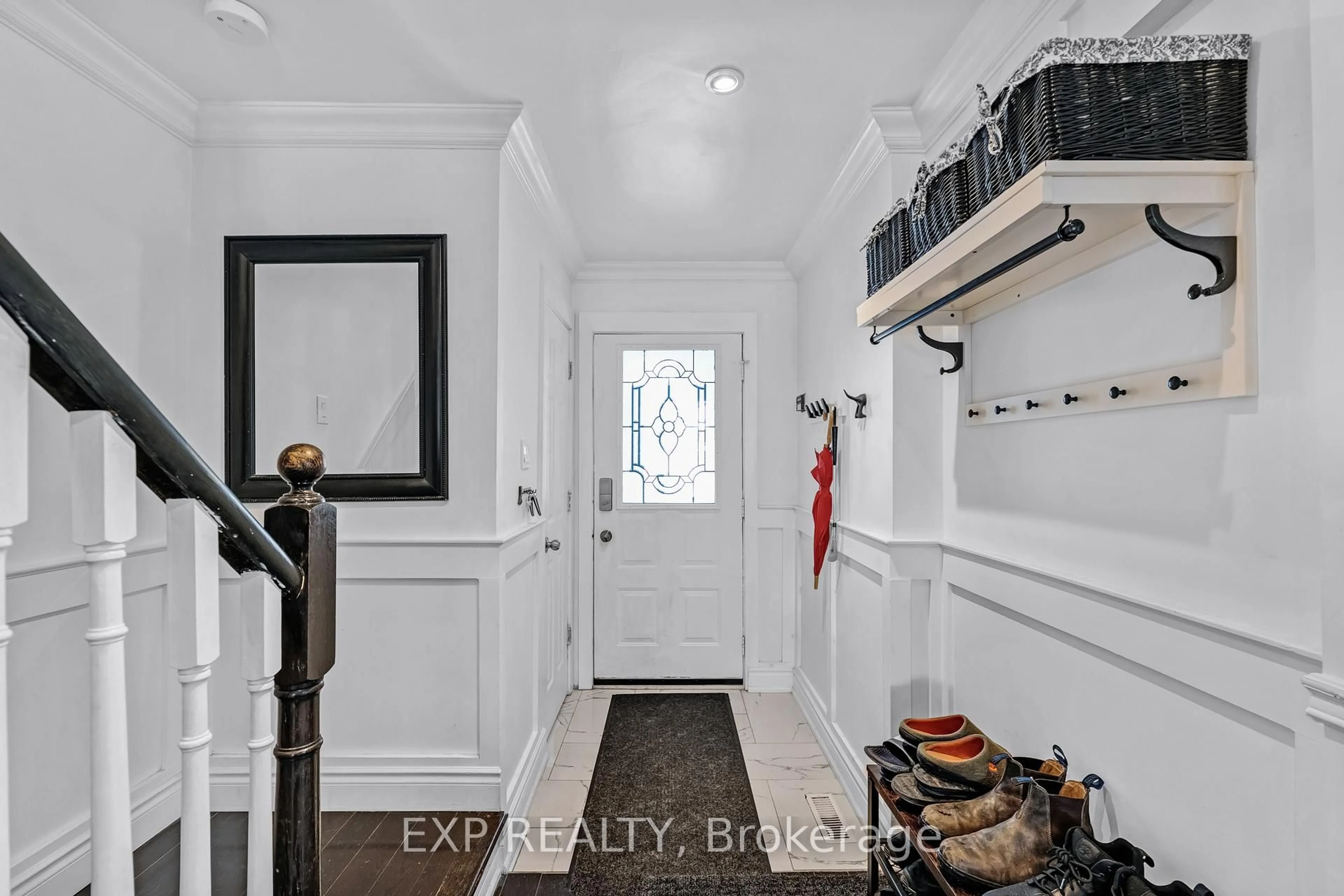 Indoor entryway for 29 Golders Green Ave, Toronto Ontario M1C 3N5