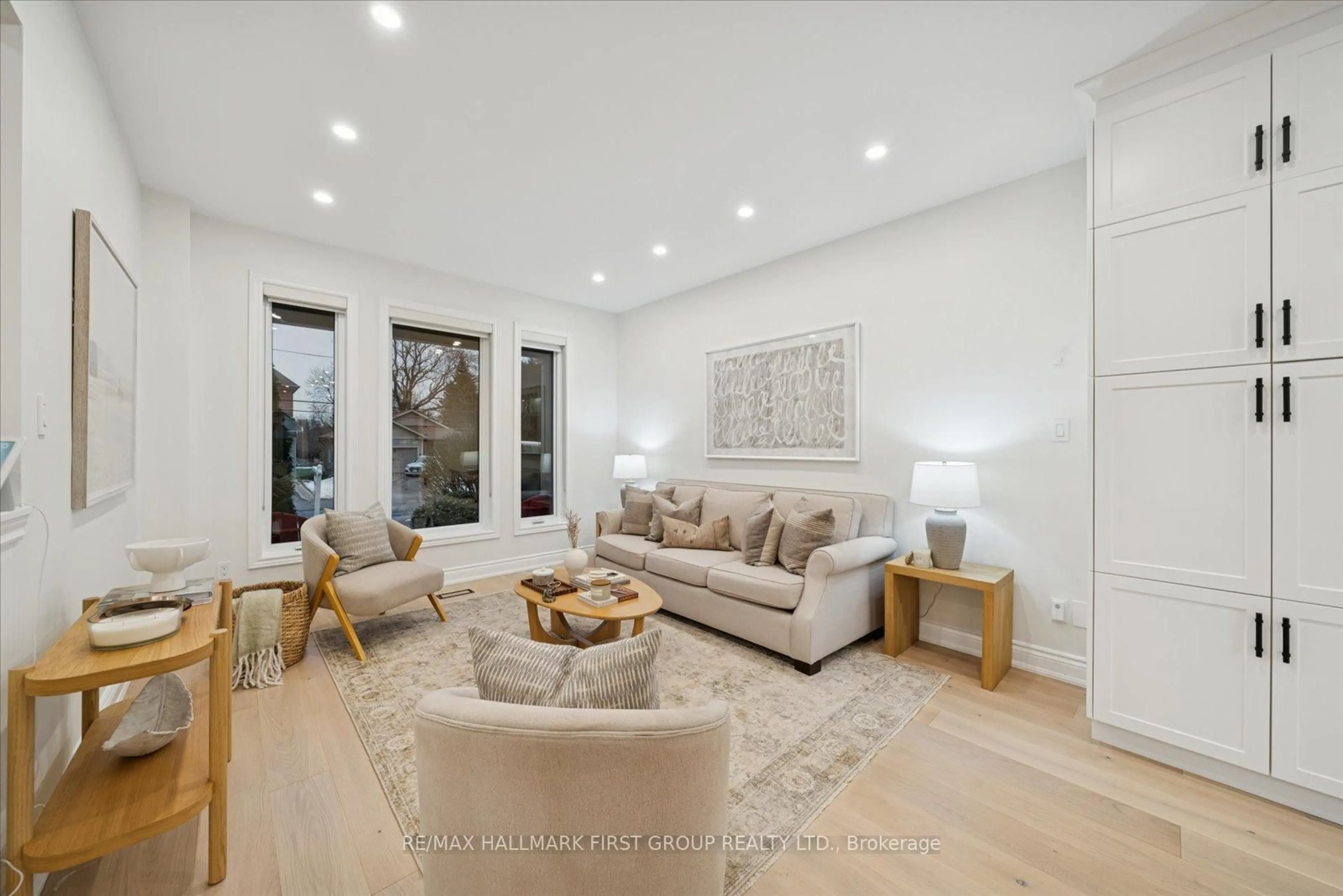 Living room with furniture, unknown for 462 Oakwood Dr, Pickering Ontario L1W 2M7