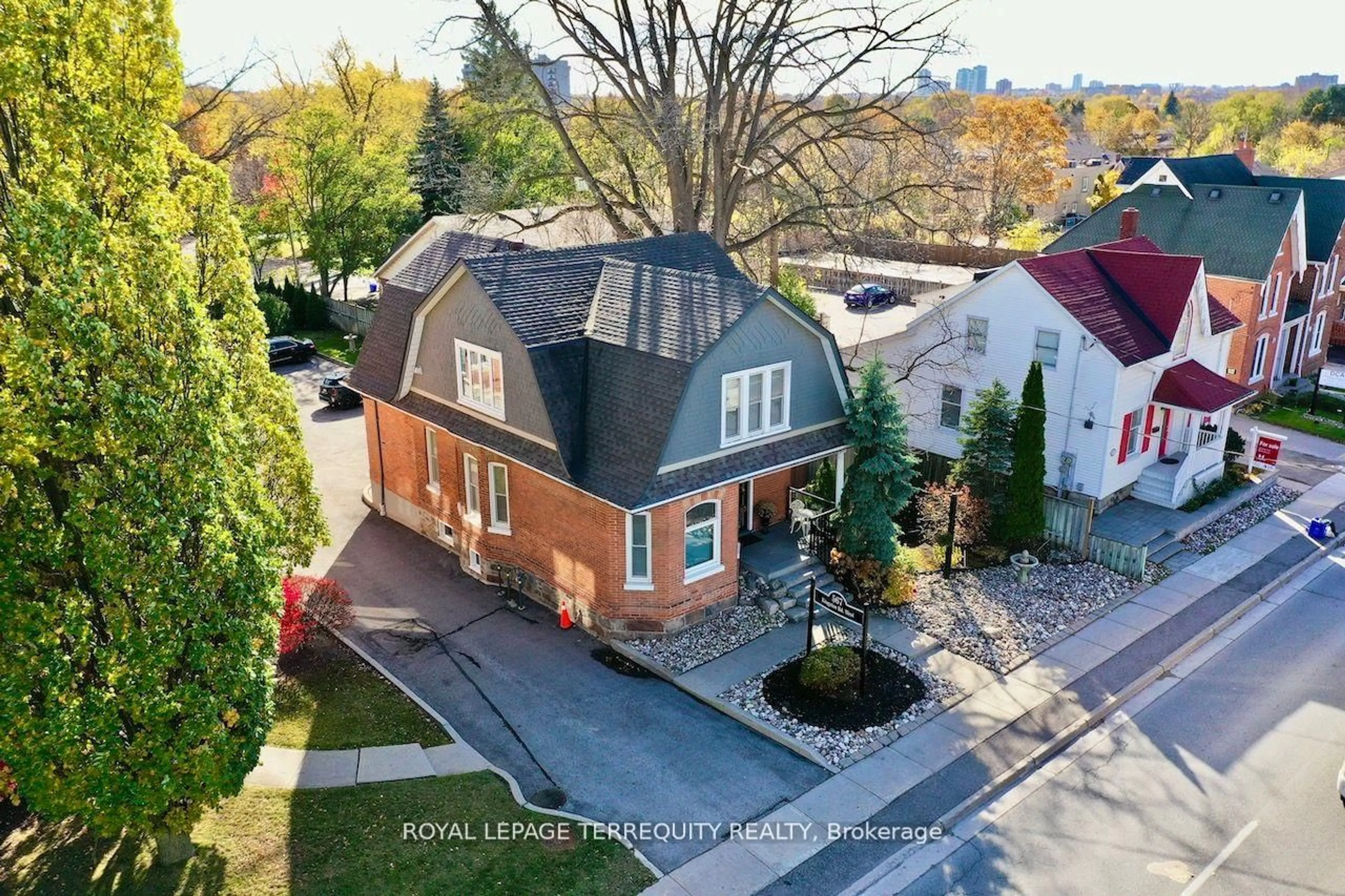 A pic from outside/outdoor area/front of a property/back of a property/a pic from drone, street for 567 Kingston Rd, Ajax Ontario L1S 6M1