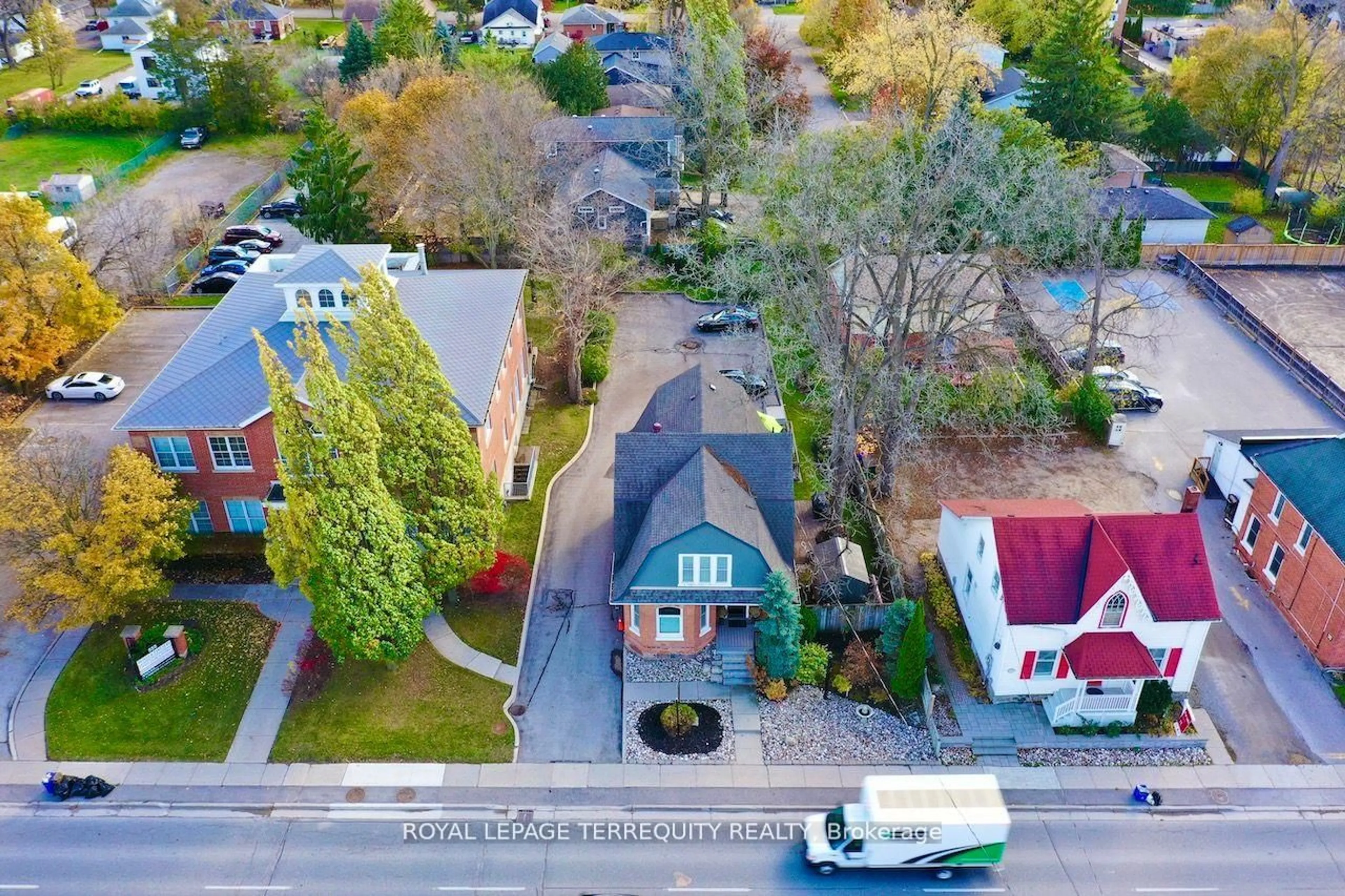 A pic from outside/outdoor area/front of a property/back of a property/a pic from drone, street for 567 Kingston Rd, Ajax Ontario L1S 6M1