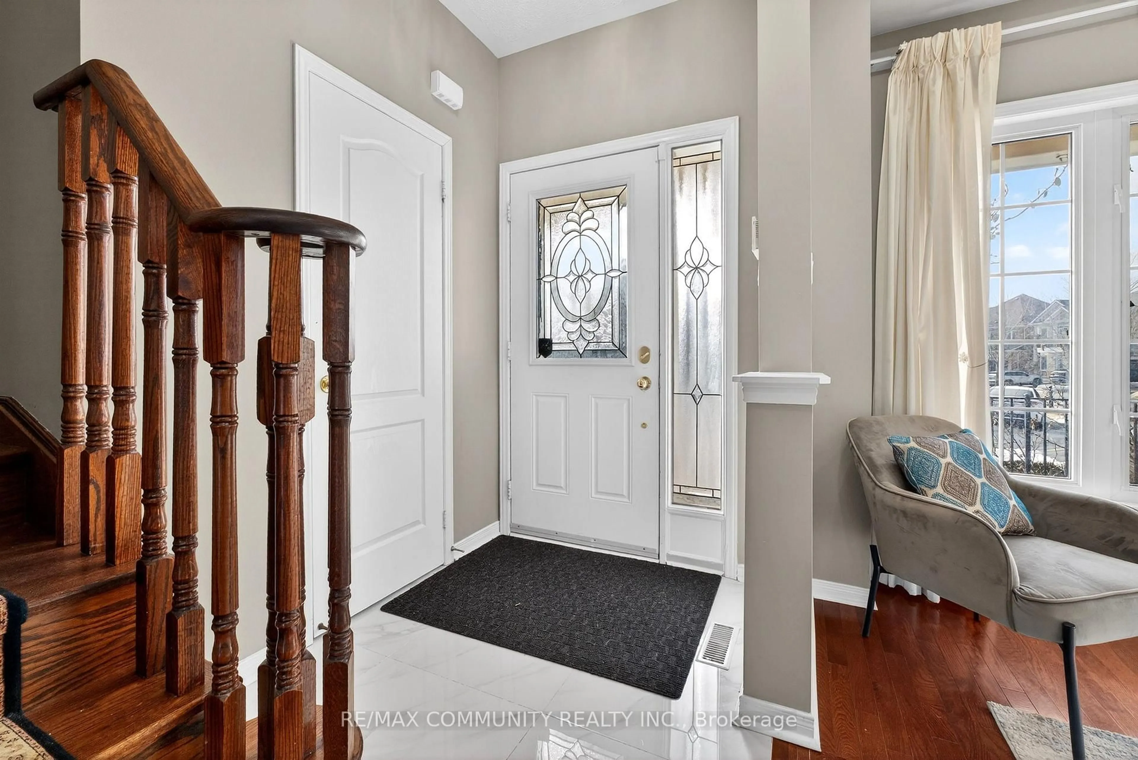 Indoor entryway for 19 Abraham Crt, Ajax Ontario L1Z 0A9