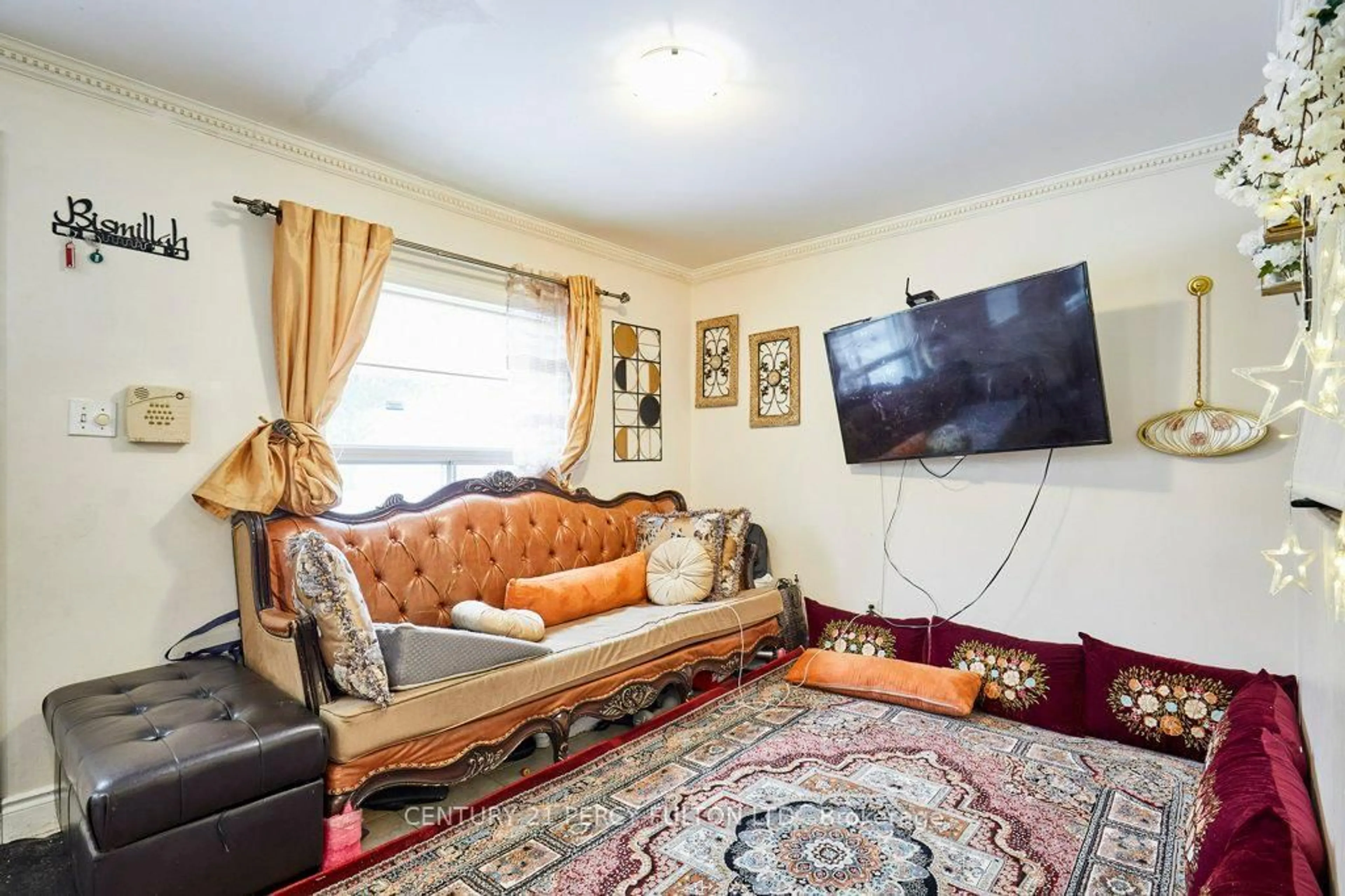 Living room with furniture, unknown for 23 Bush Dr, Toronto Ontario M1C 1G7