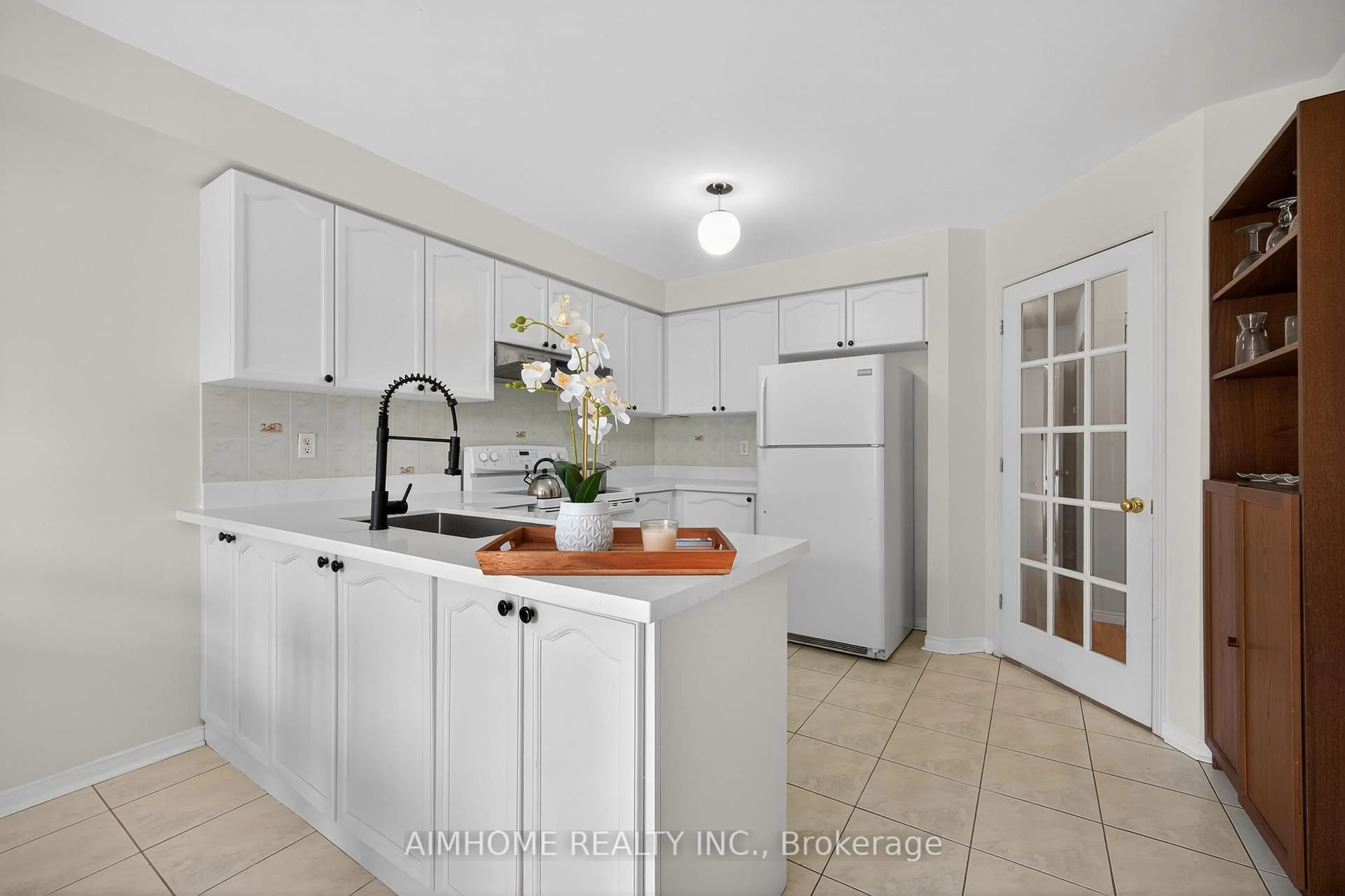 Standard kitchen, ceramic/tile floor for 698 Warden Ave, Toronto Ontario M1L 4W4