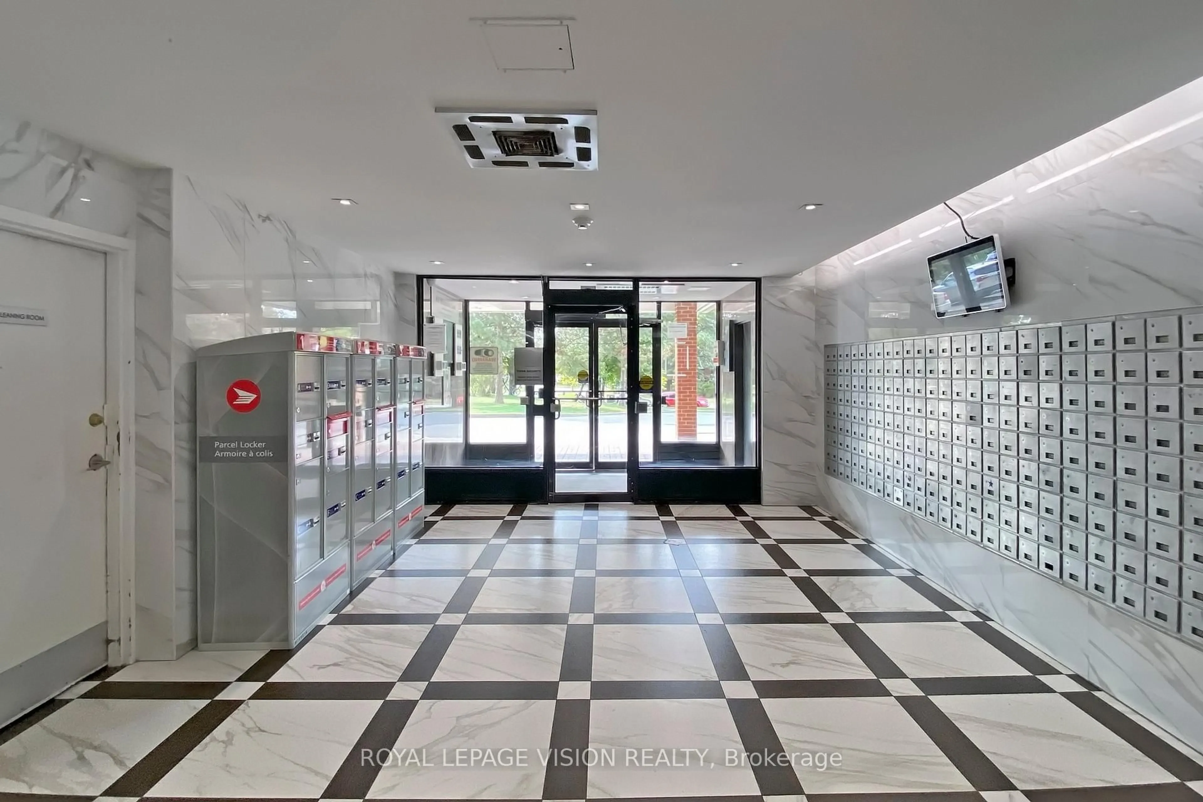 Indoor foyer for 100 Wingarden Crt #1714, Toronto Ontario M1B 2P4