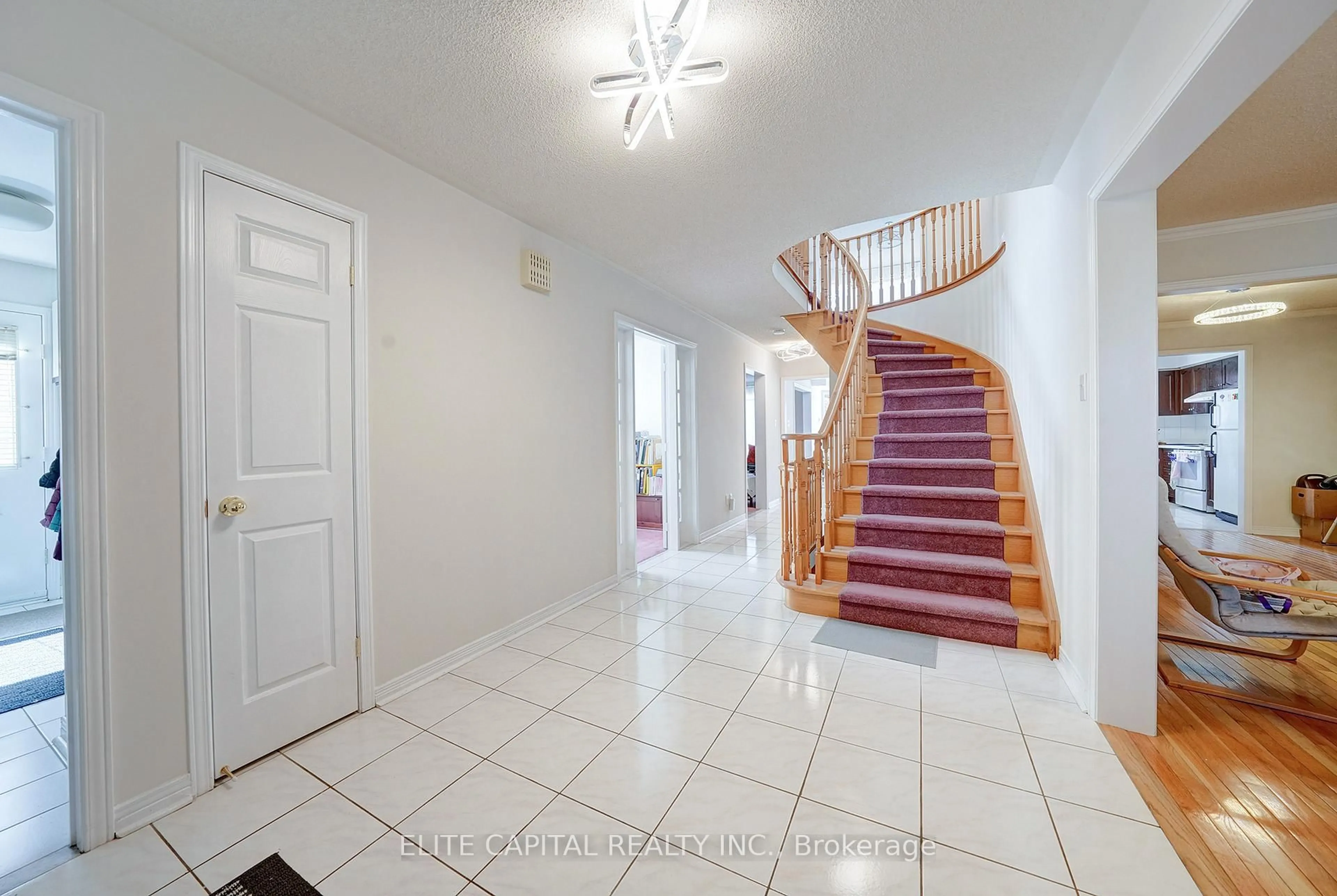 Indoor foyer for 36 Ashcott St, Toronto Ontario M1V 5G5