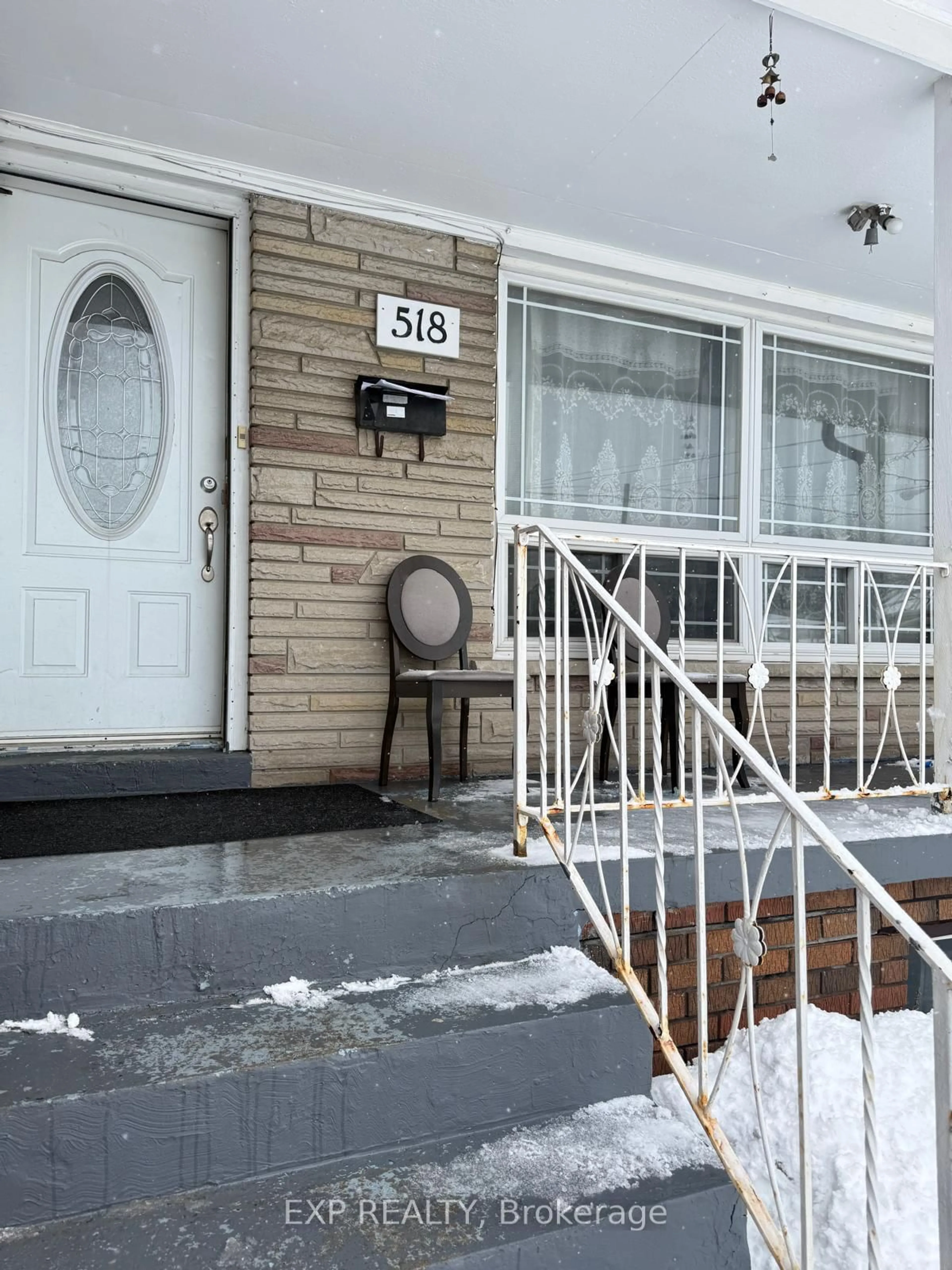 Indoor entryway for 518 Birchmount Rd, Toronto Ontario M1K 1N8