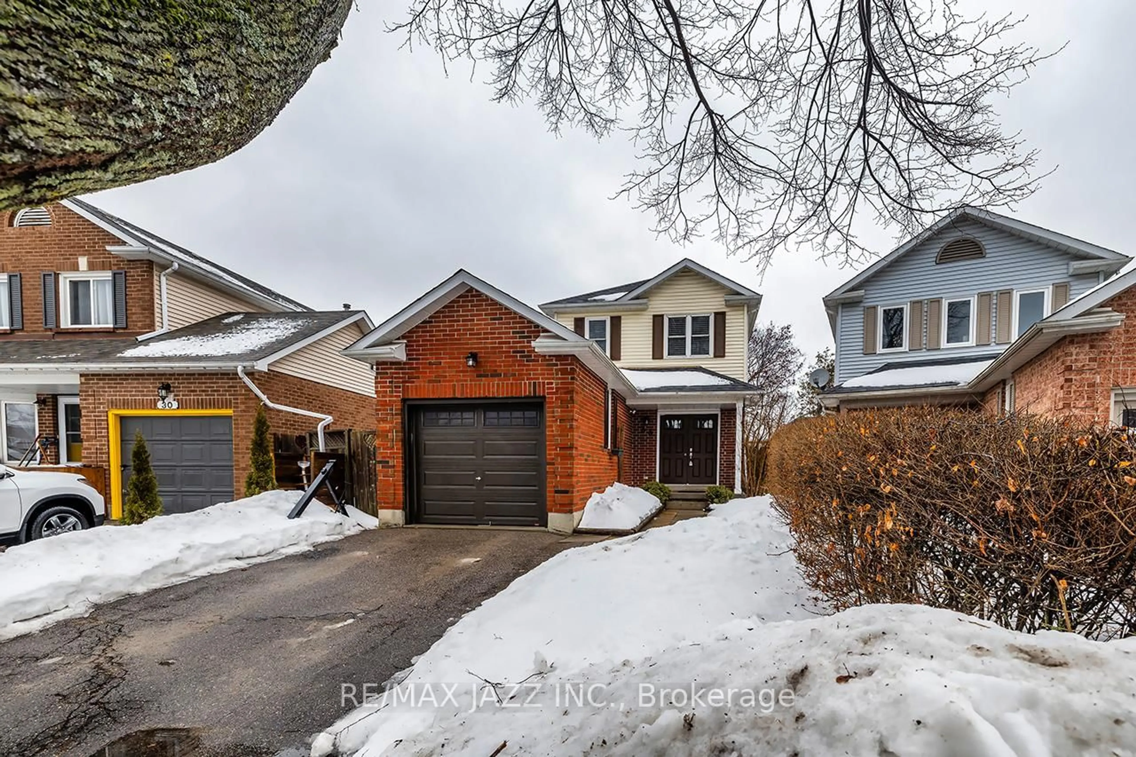 Home with brick exterior material, street for 33 Mossgrove Crt, Clarington Ontario L1E 1P4