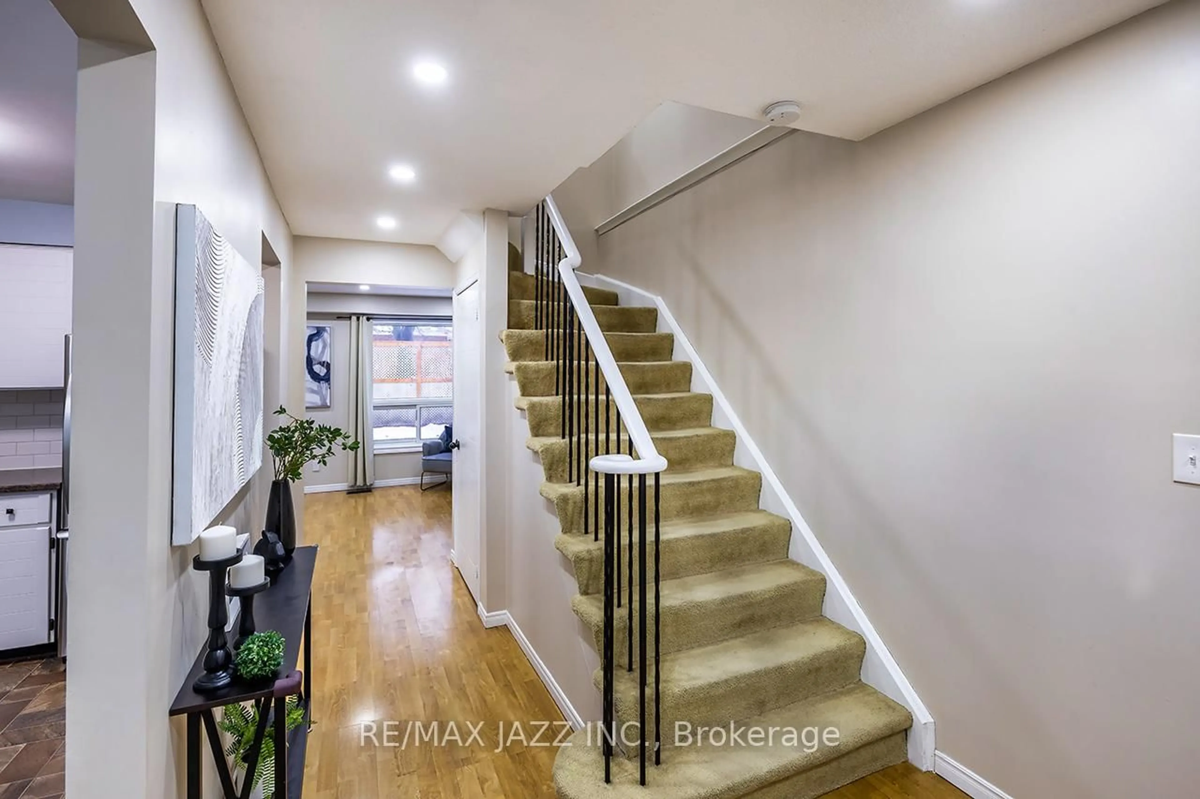 Unknown for 33 Mossgrove Crt, Clarington Ontario L1E 1P4