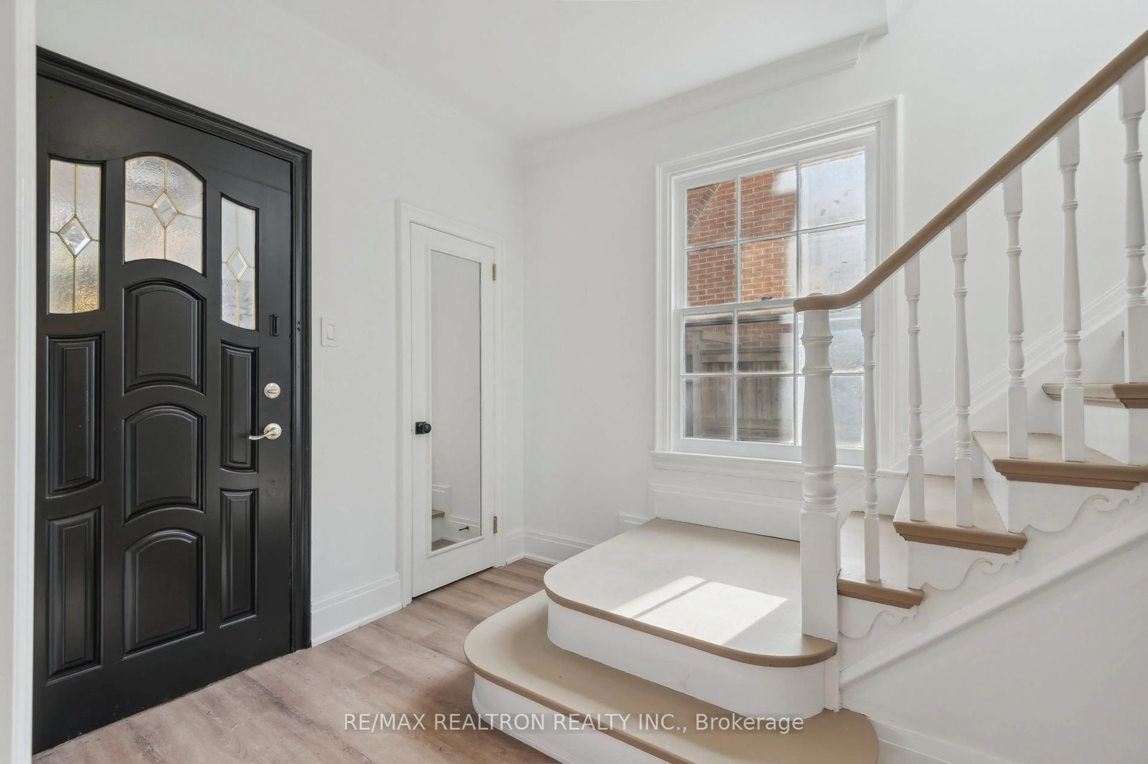 Indoor entryway for 6 Woodvale Cres, Toronto Ontario M4C 5N5