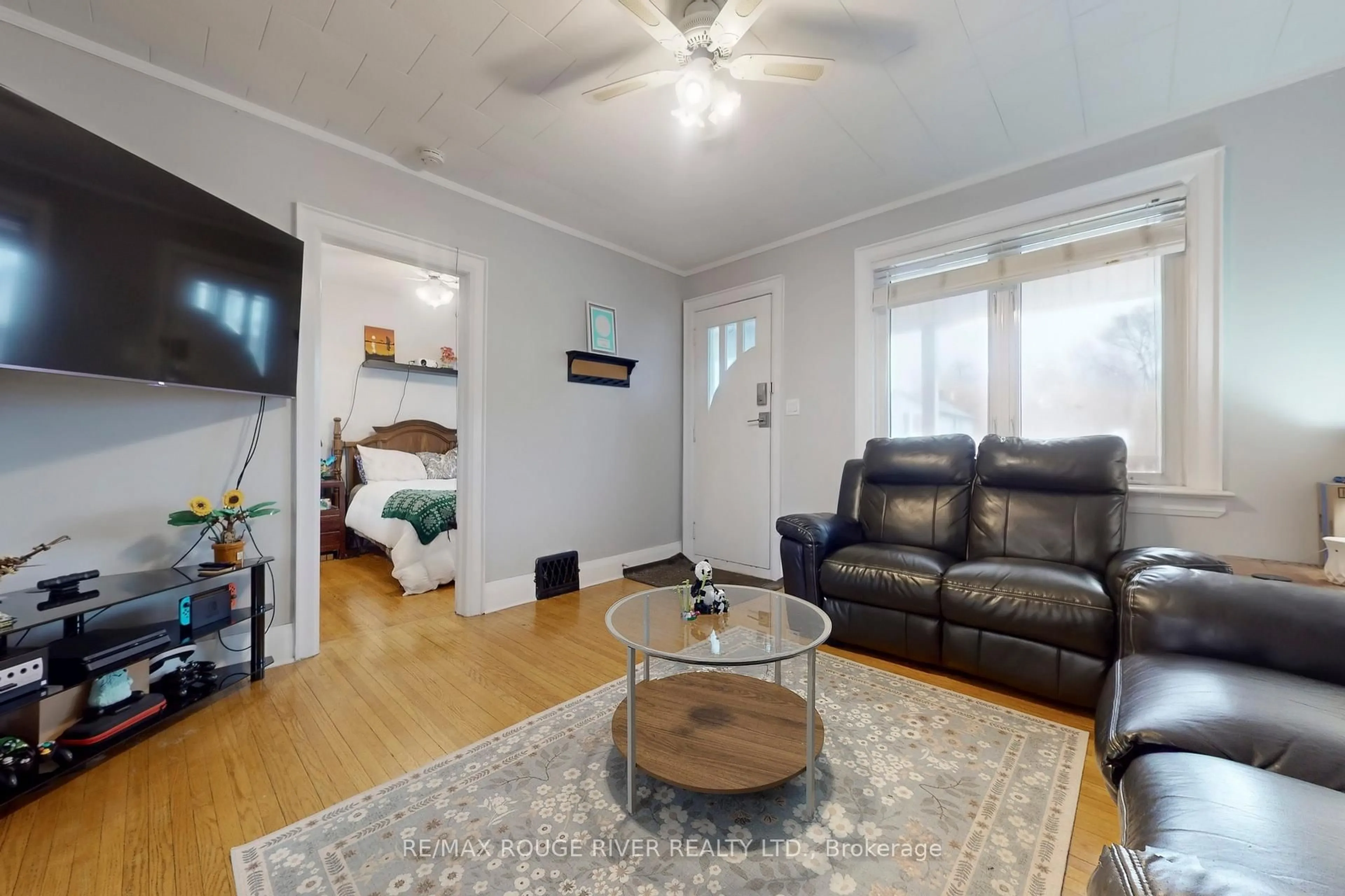 Living room with furniture, wood/laminate floor for 644 Oxford St, Oshawa Ontario L1J 3V8