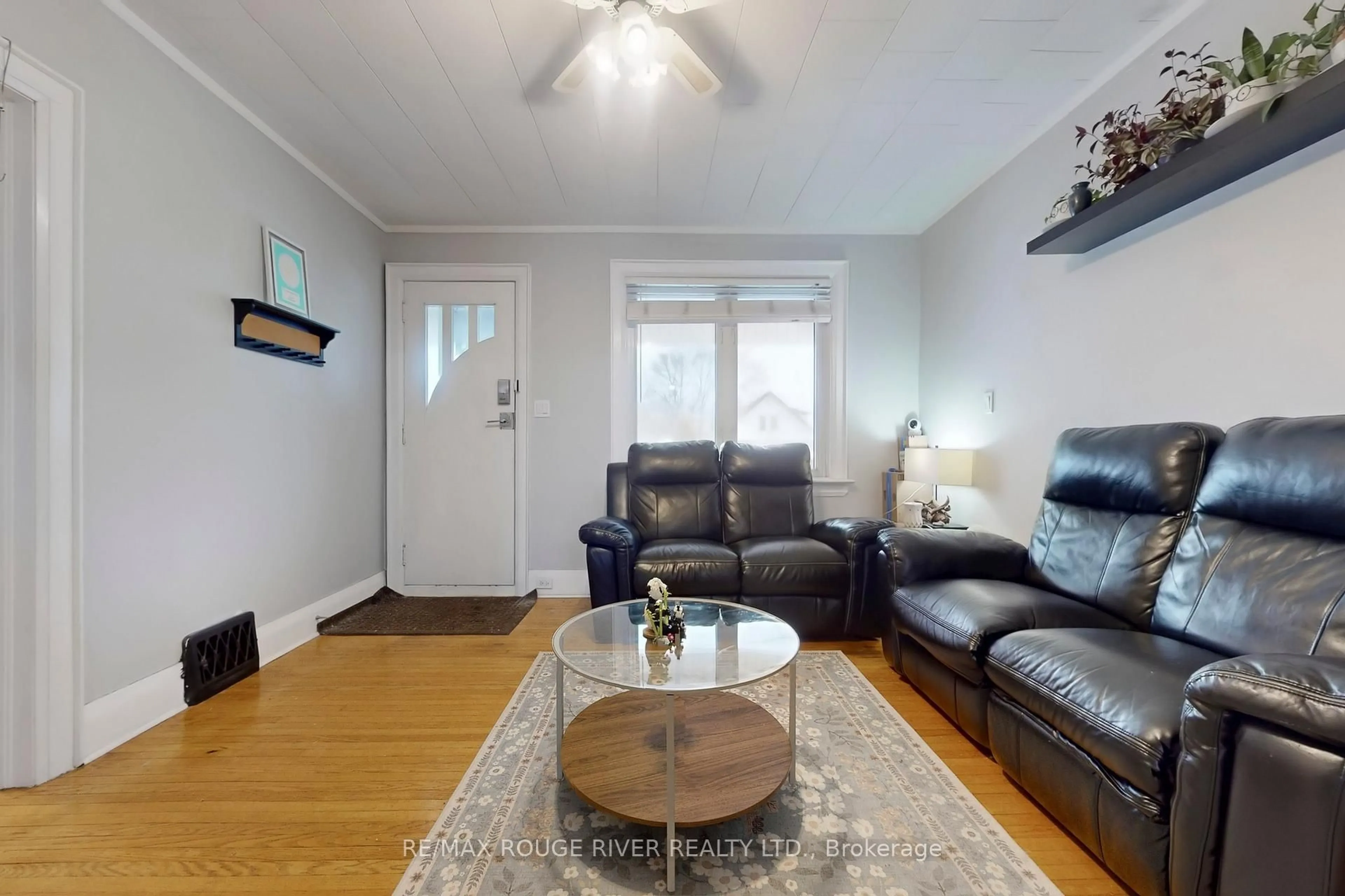 Living room with furniture, wood/laminate floor for 644 Oxford St, Oshawa Ontario L1J 3V8