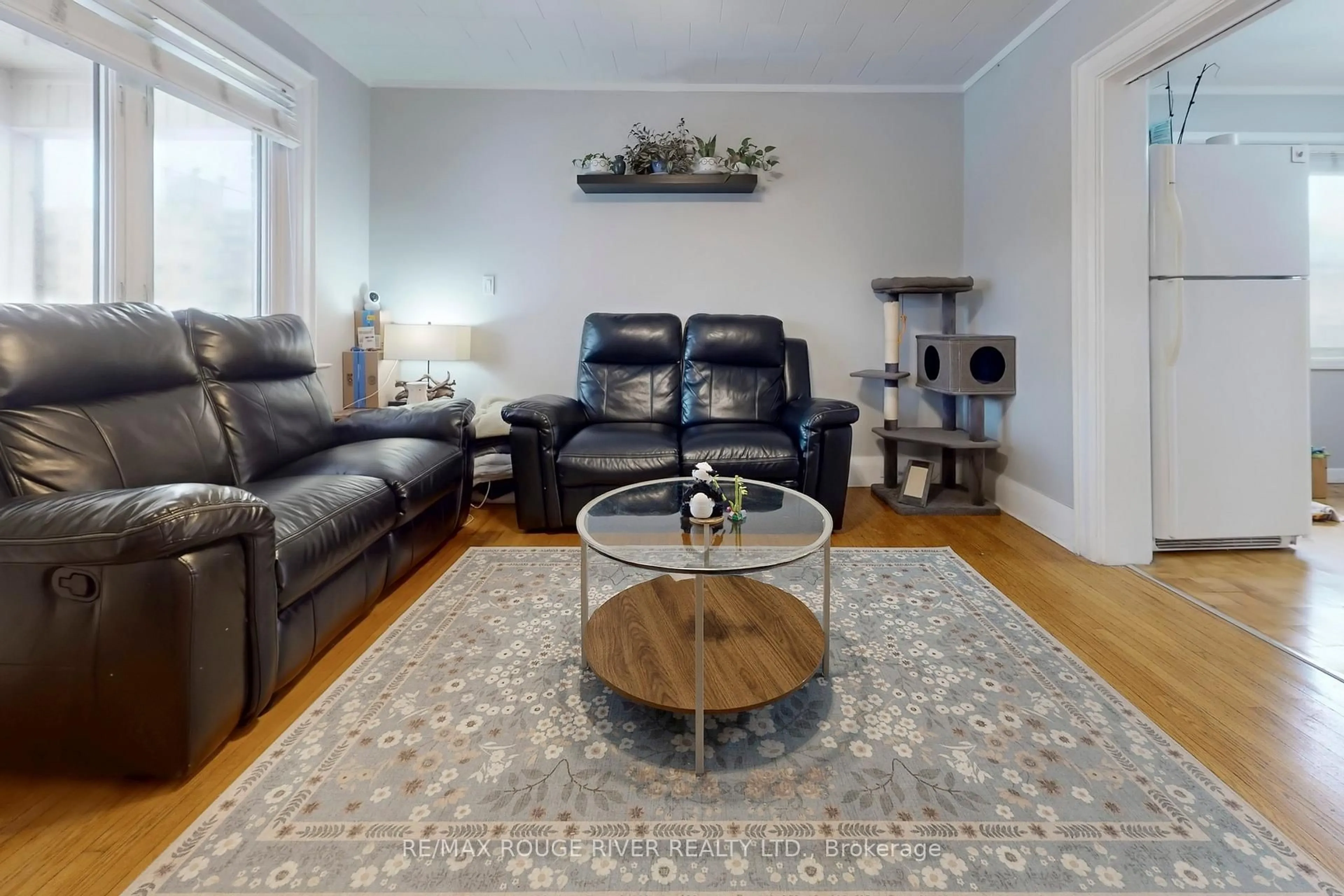 Living room with furniture, unknown for 644 Oxford St, Oshawa Ontario L1J 3V8