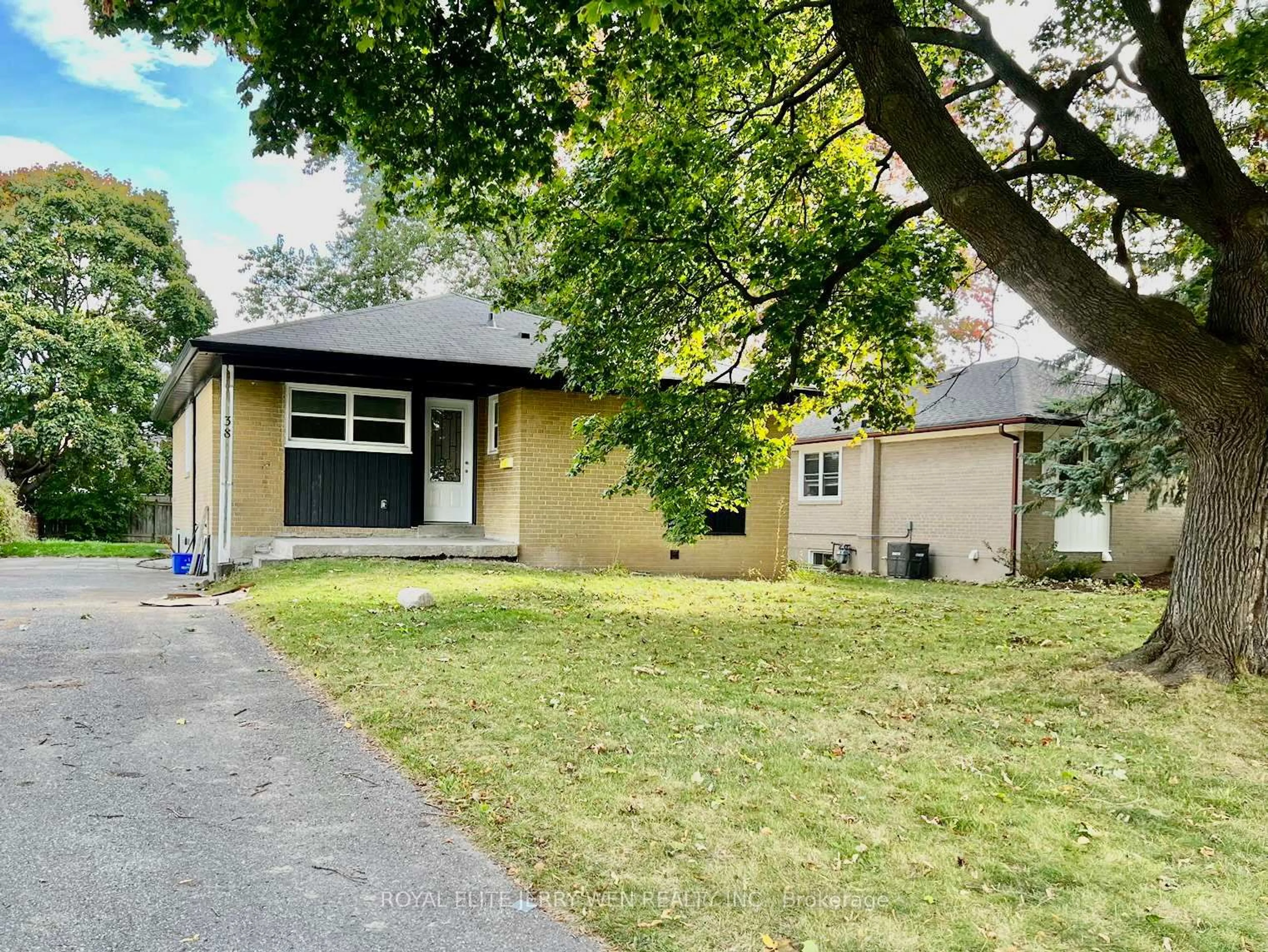 A pic from outside/outdoor area/front of a property/back of a property/a pic from drone, street for 38 Thorncroft Cres, Ajax Ontario L1S 2S2