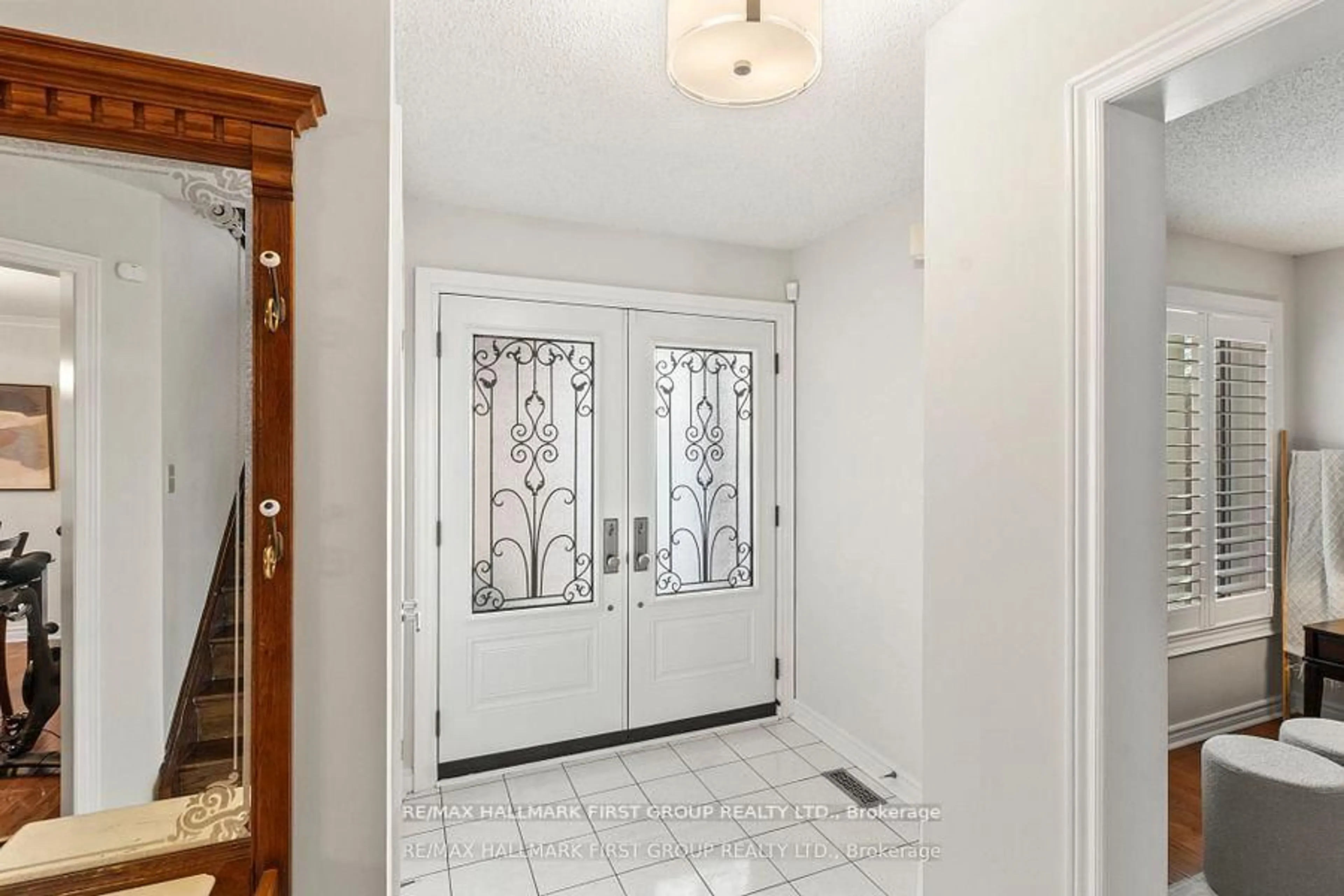 Indoor entryway for 4 Winterberry Dr, Whitby Ontario L1R 1Z2