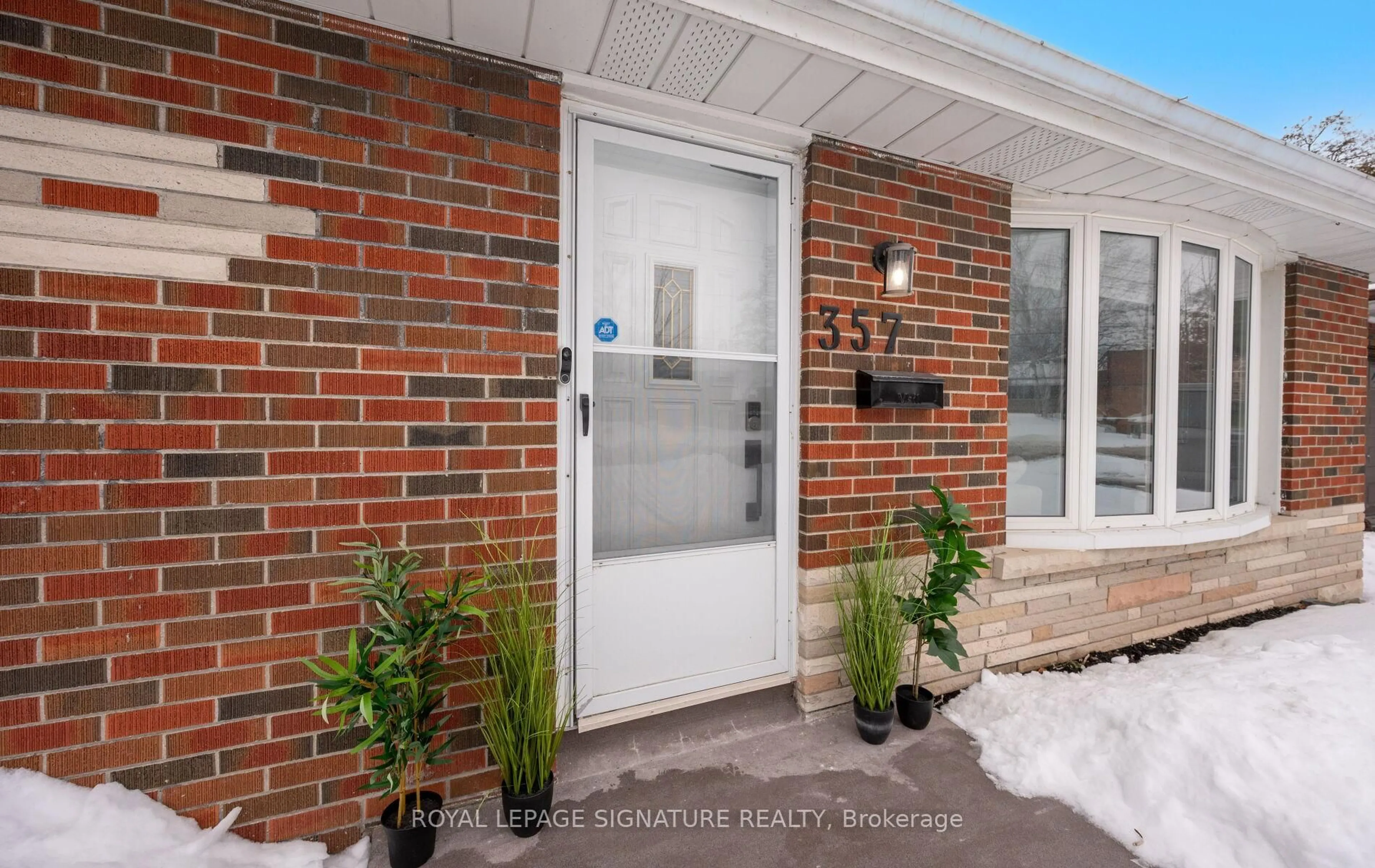 Indoor entryway for 357 Rossland Rd, Oshawa Ontario L1G 2X2