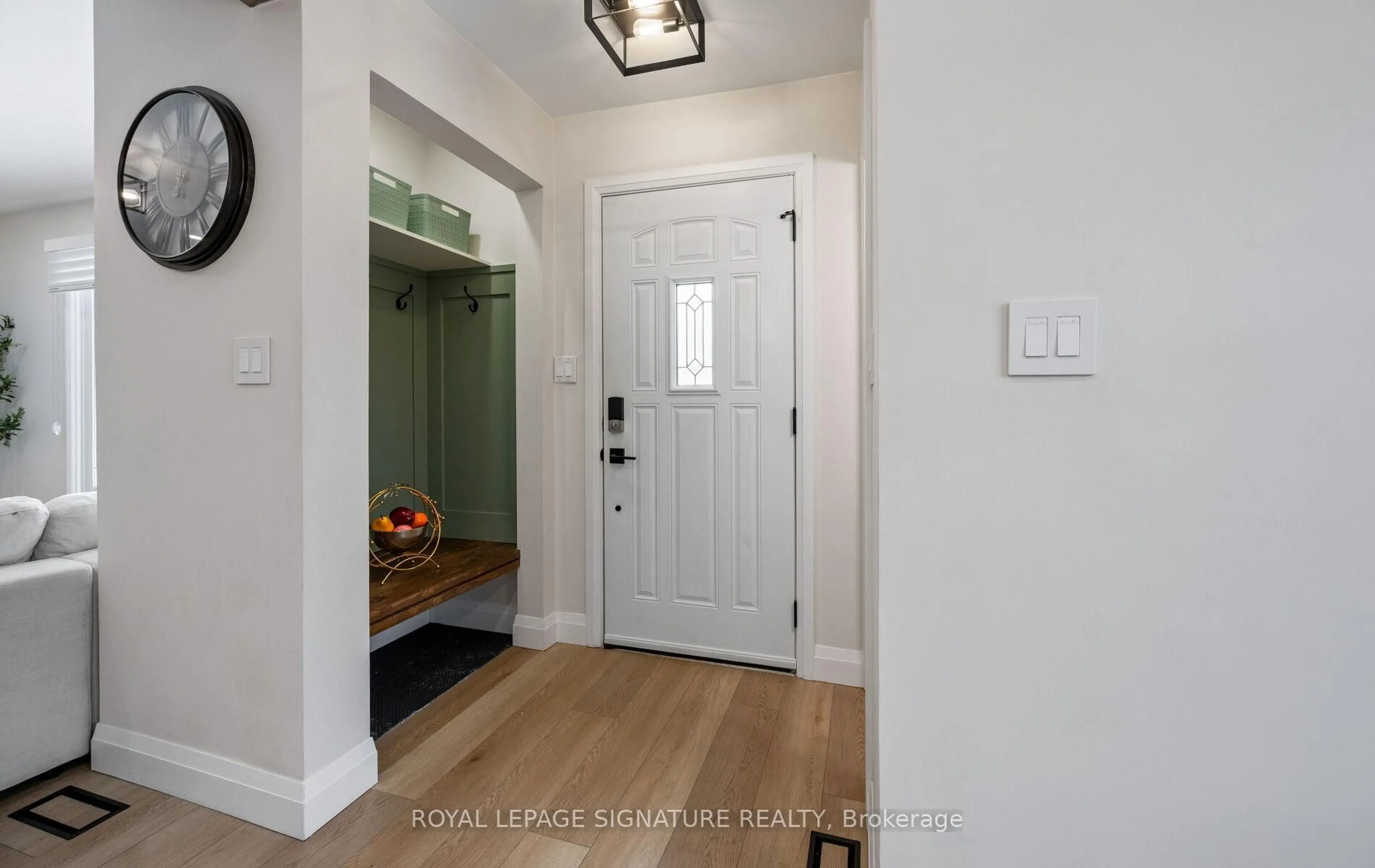Indoor entryway for 357 Rossland Rd, Oshawa Ontario L1G 2X2