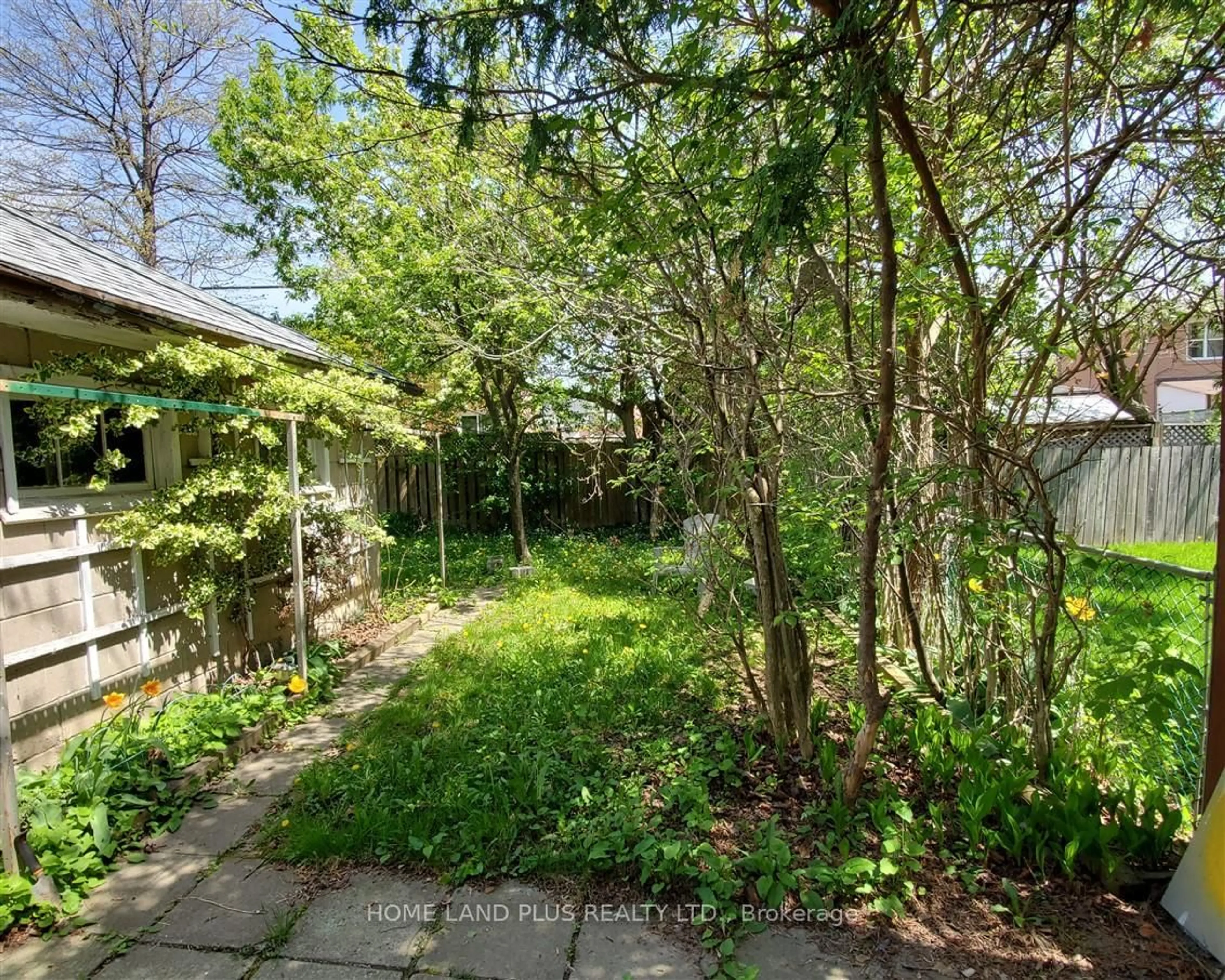 A pic from outside/outdoor area/front of a property/back of a property/a pic from drone, unknown for 103 Bergen Rd, Toronto Ontario M1P 1S3