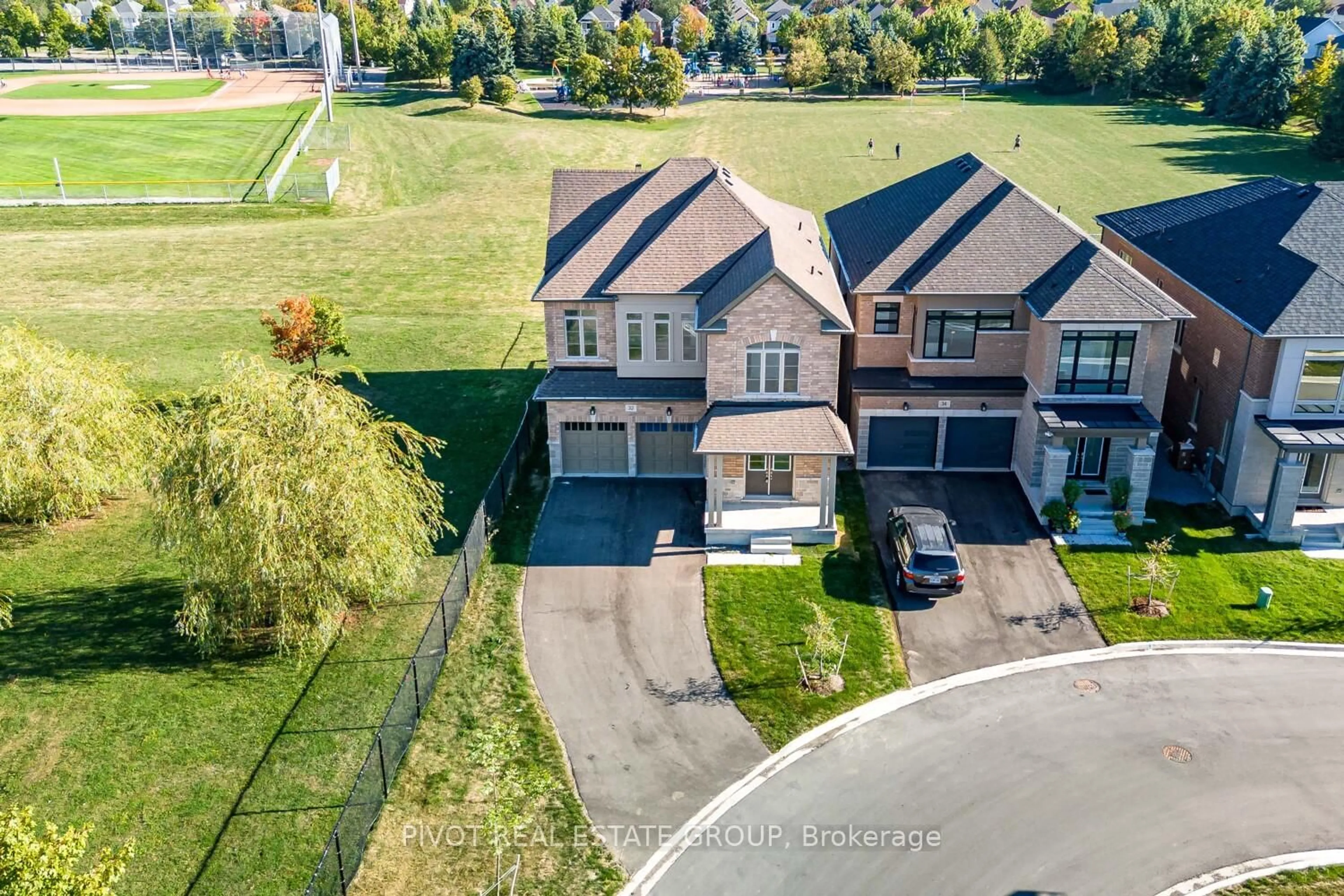 A pic from outside/outdoor area/front of a property/back of a property/a pic from drone, street for 32 Waterfront Cres, Whitby Ontario L1N 0M9