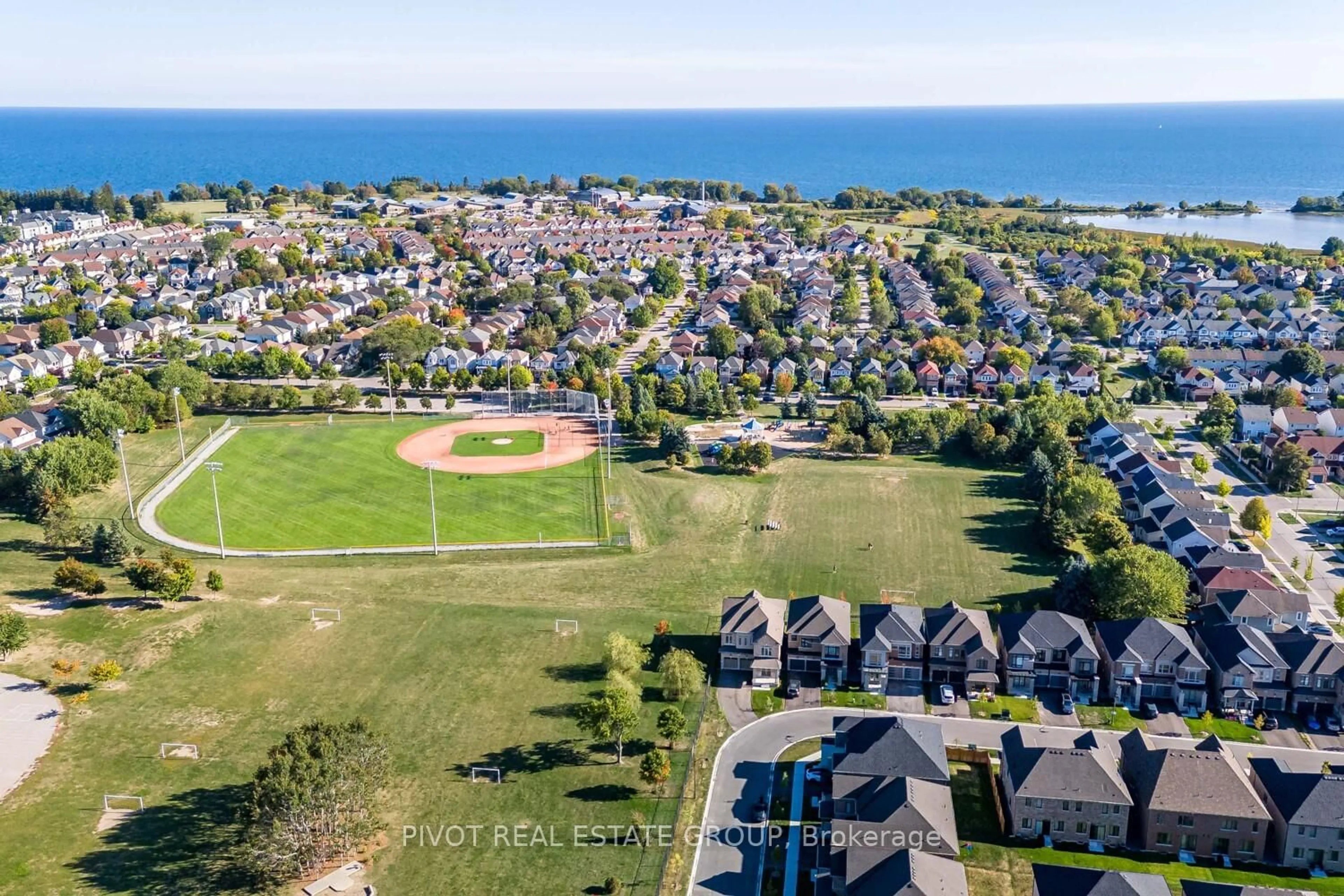 A pic from outside/outdoor area/front of a property/back of a property/a pic from drone, water/lake/river/ocean view for 32 Waterfront Cres, Whitby Ontario L1N 0M9