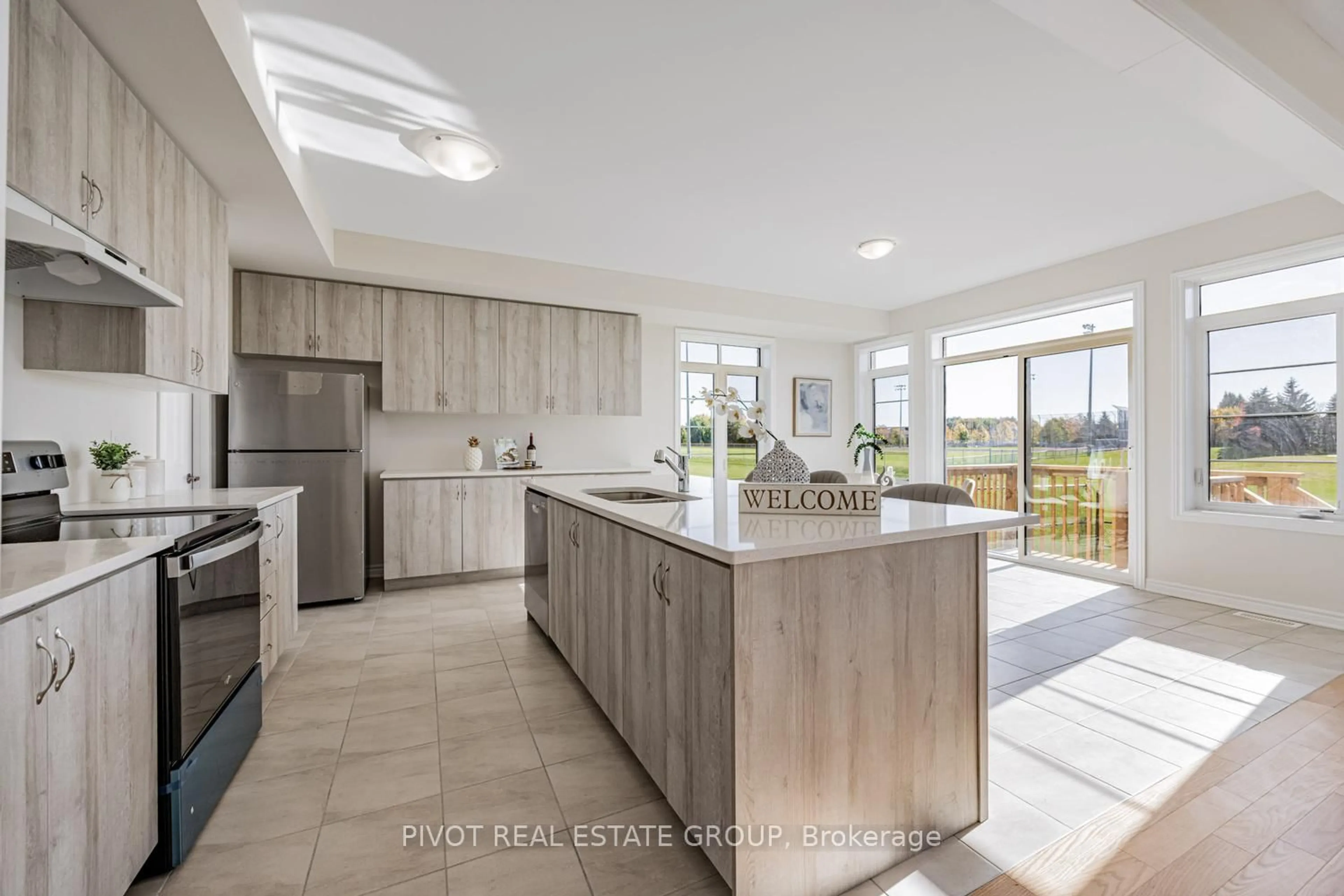 Open concept kitchen, ceramic/tile floor for 32 Waterfront Cres, Whitby Ontario L1N 0M9