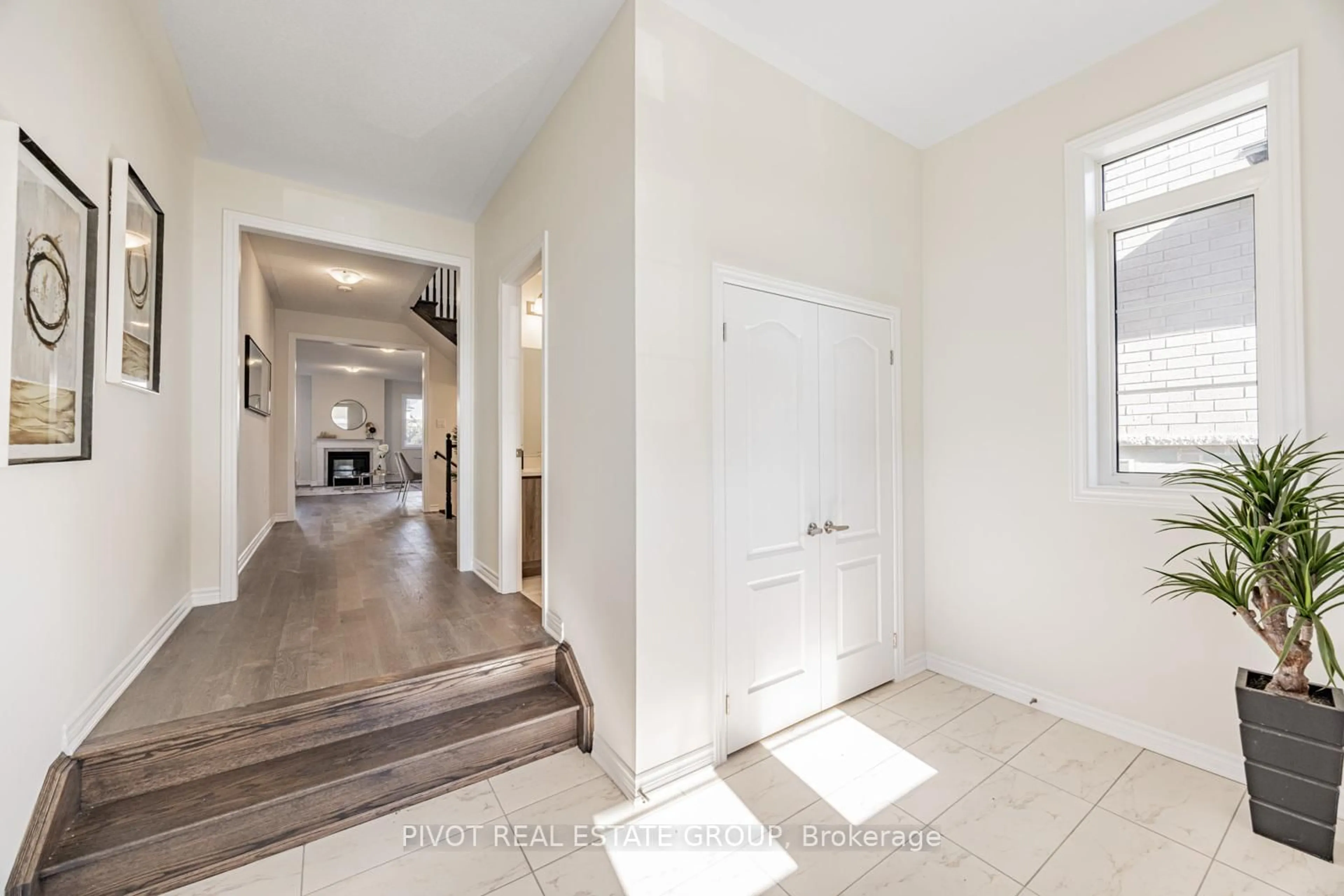 Indoor entryway for 12 Waterfront Cres, Whitby Ontario L1N 0M9