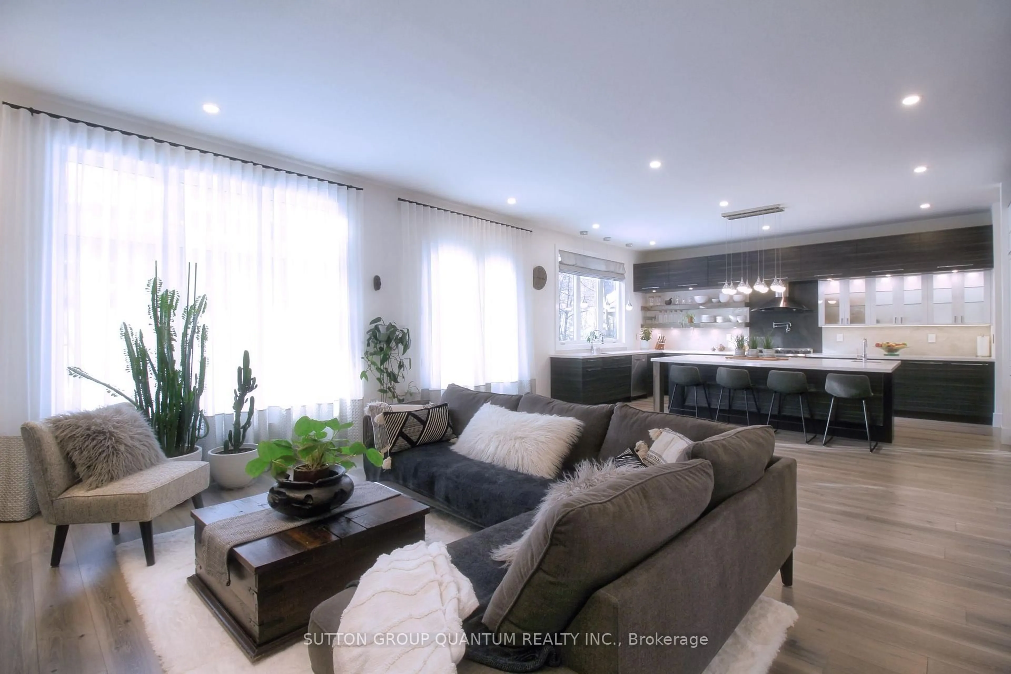 Living room with furniture, unknown for 700 Hillcrest Rd, Pickering Ontario L1W 2P1