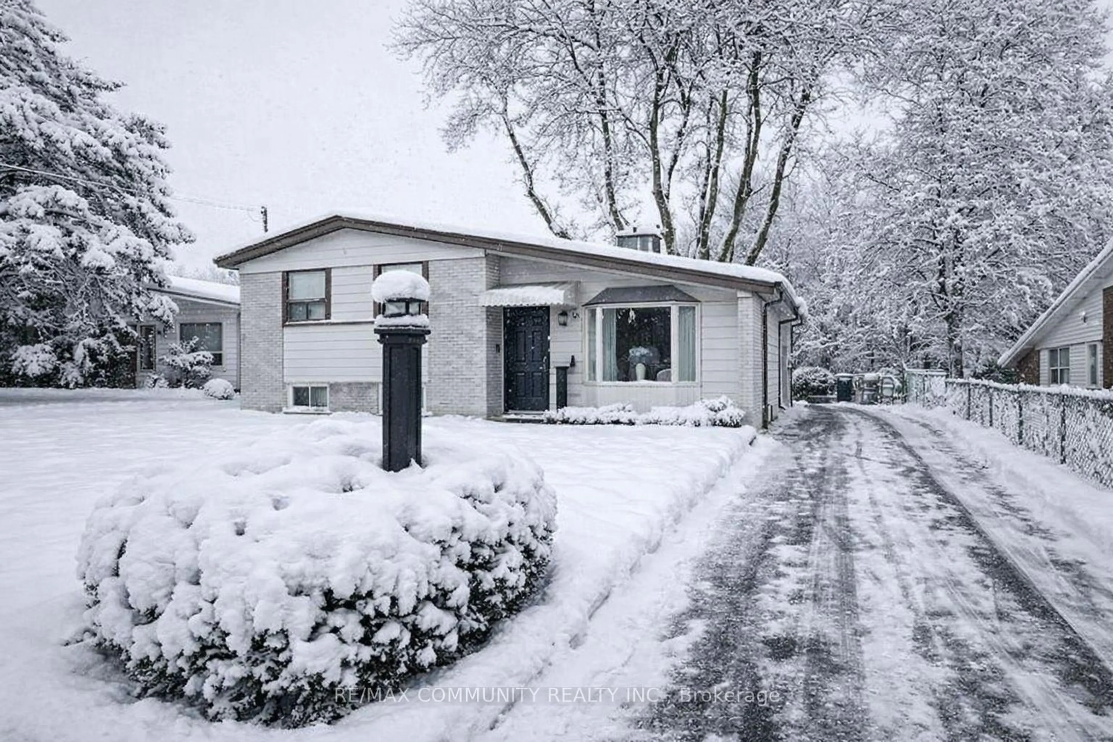 Home with vinyl exterior material, street for 15 Ben Stanton Blvd, Toronto Ontario M1H 1N6