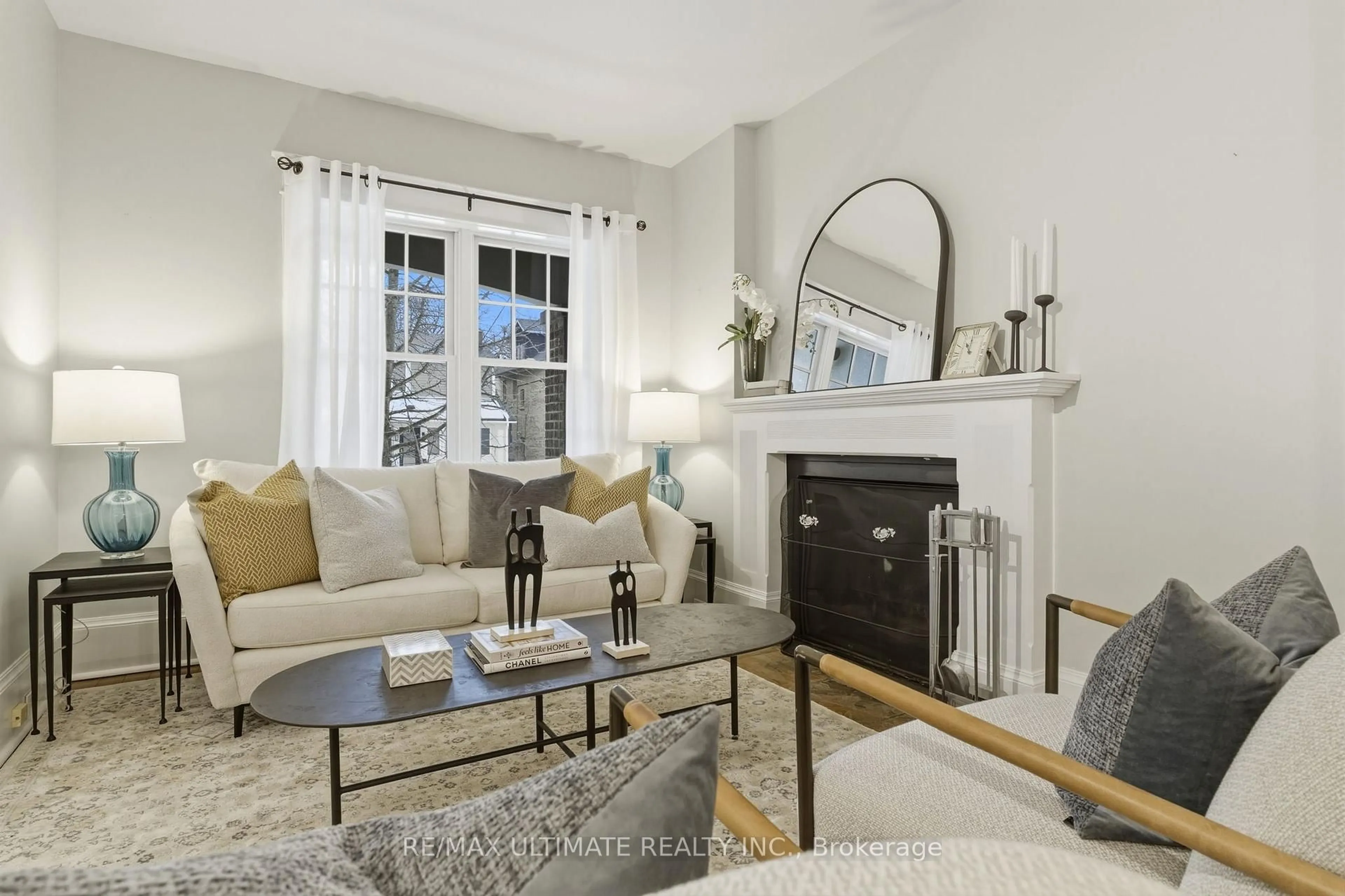 Living room with furniture, unknown for 27 Osborne Ave, Toronto Ontario M4E 3A8