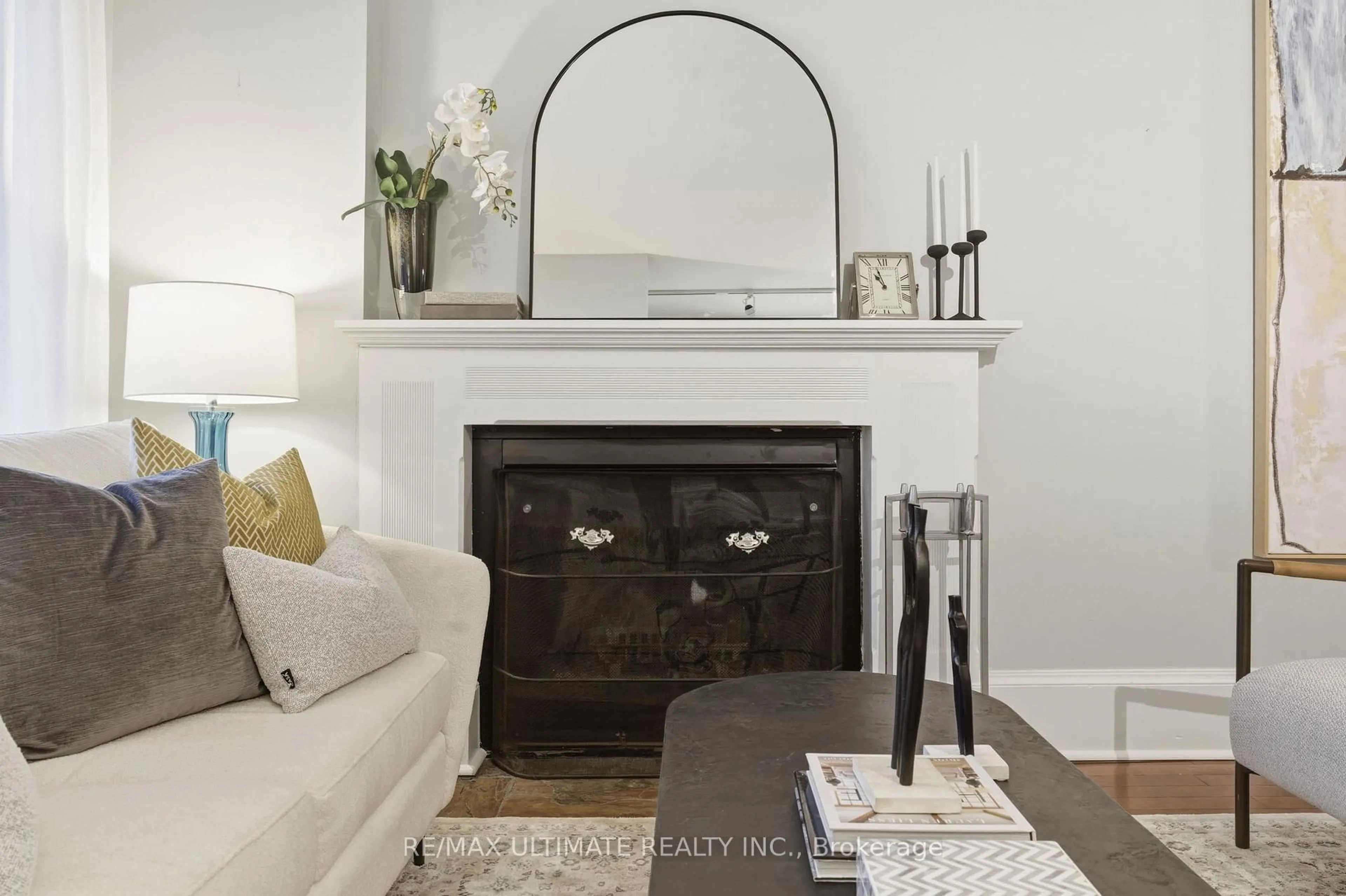 Living room with furniture, unknown for 27 Osborne Ave, Toronto Ontario M4E 3A8