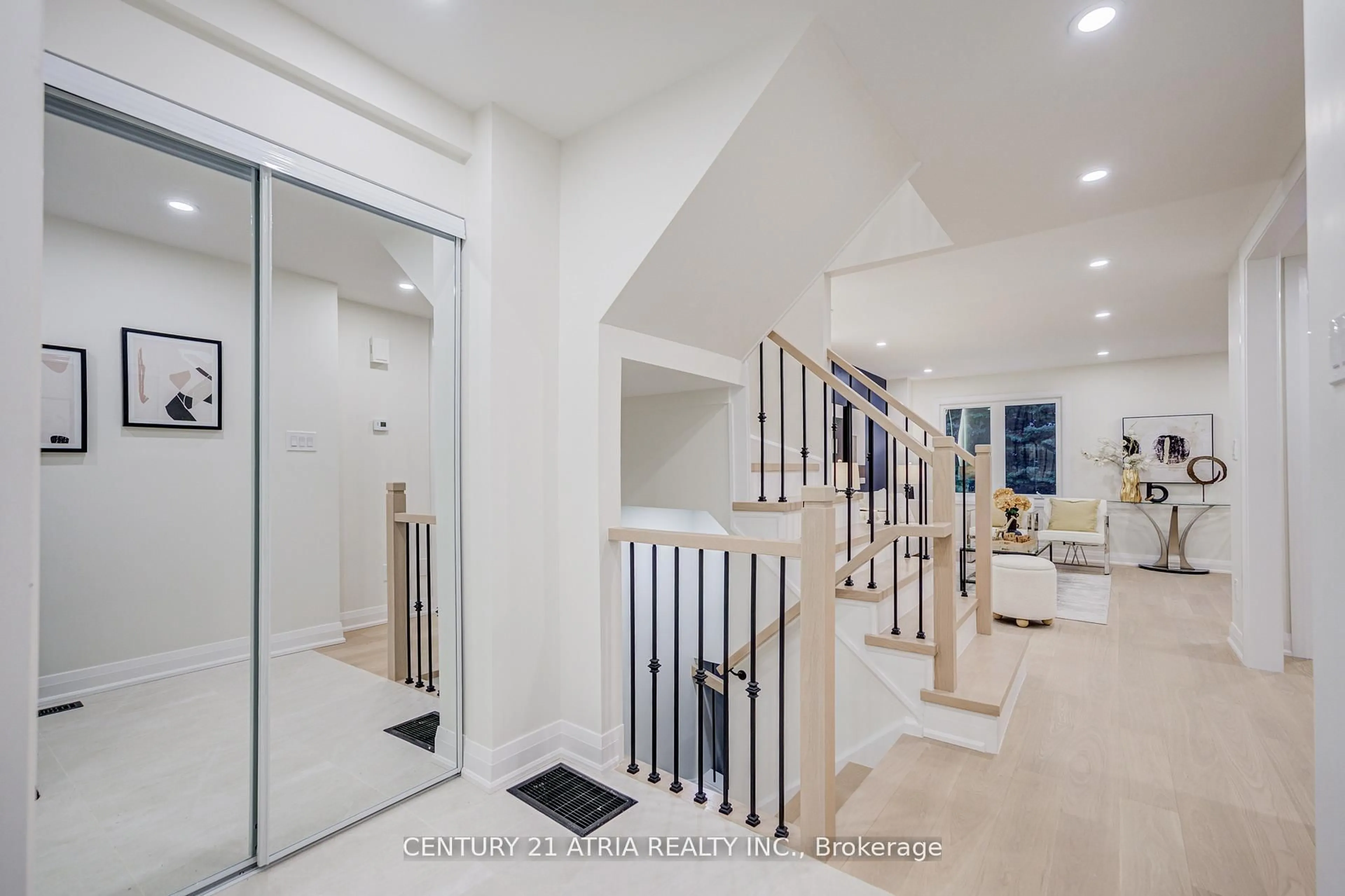 Indoor foyer for 590 Sandhurst Circ #10, Toronto Ontario M1S 4J6