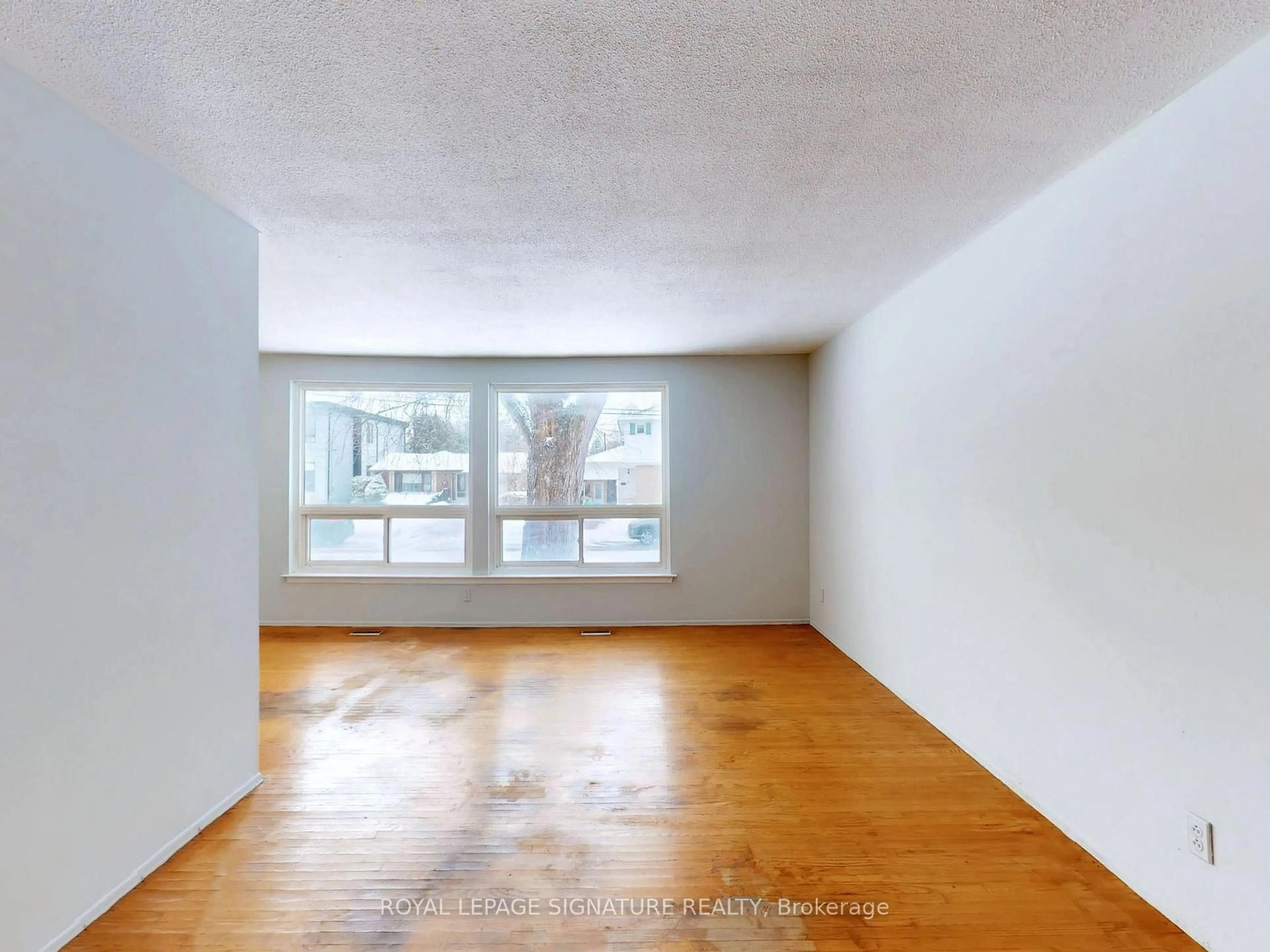 A pic of a room for 791 Oliva St, Pickering Ontario L1W 2V9