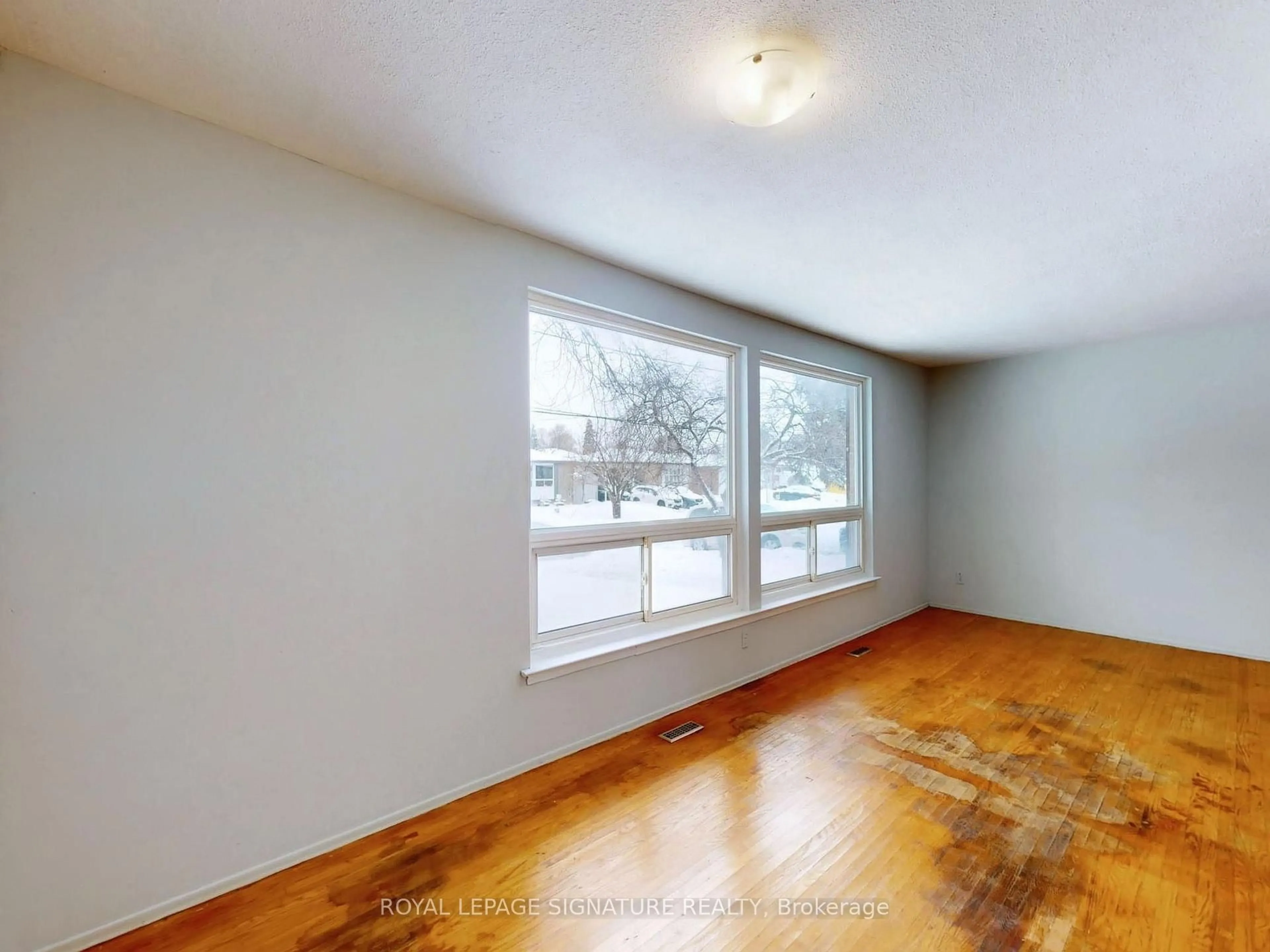 A pic of a room for 791 Oliva St, Pickering Ontario L1W 2V9