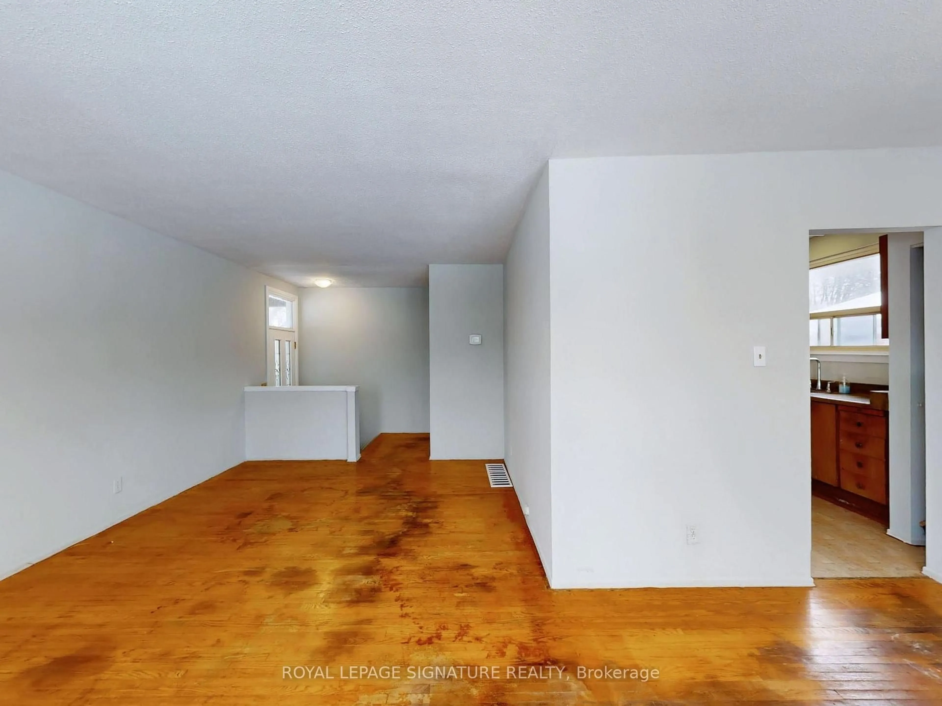 A pic of a room for 791 Oliva St, Pickering Ontario L1W 2V9